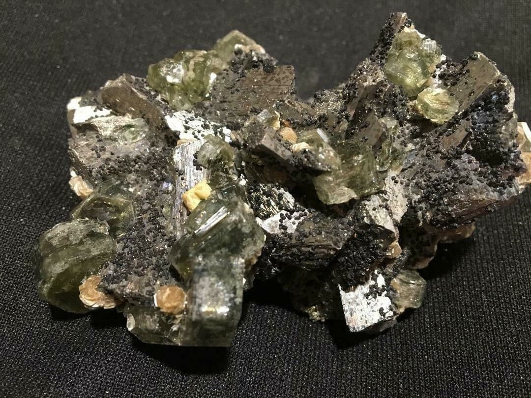 KB: FANTASTIC! SW FL. YELLOW FLUORAPATITE XLS. ON MATRIX FROM PORTUGAL 2