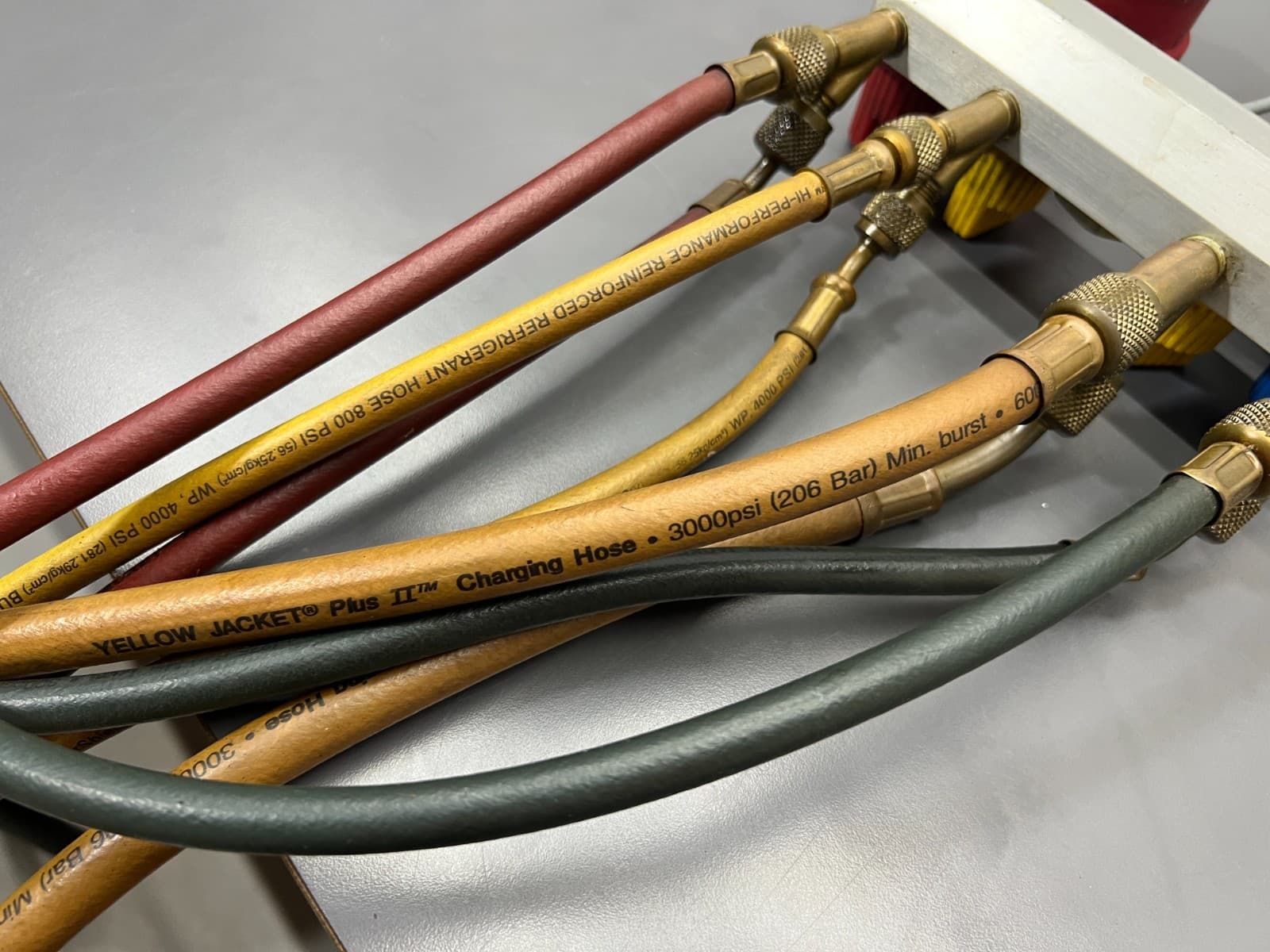 RITCHIE YELLOW JACKET BRUTE  4-VALVUE TEST CHARGING MANIFOLD W 60" HOSES 6