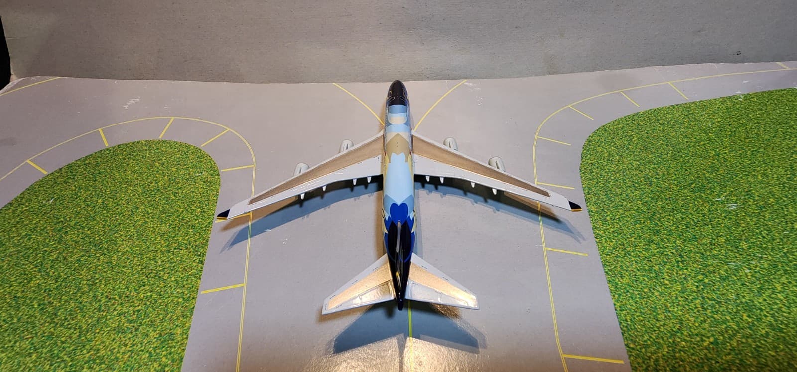 SJSIA037 SINGAPORE "TROPICAL" 747-400 (REG 9V-SPK) 1:500 SCALE DIECAST MODEL 6