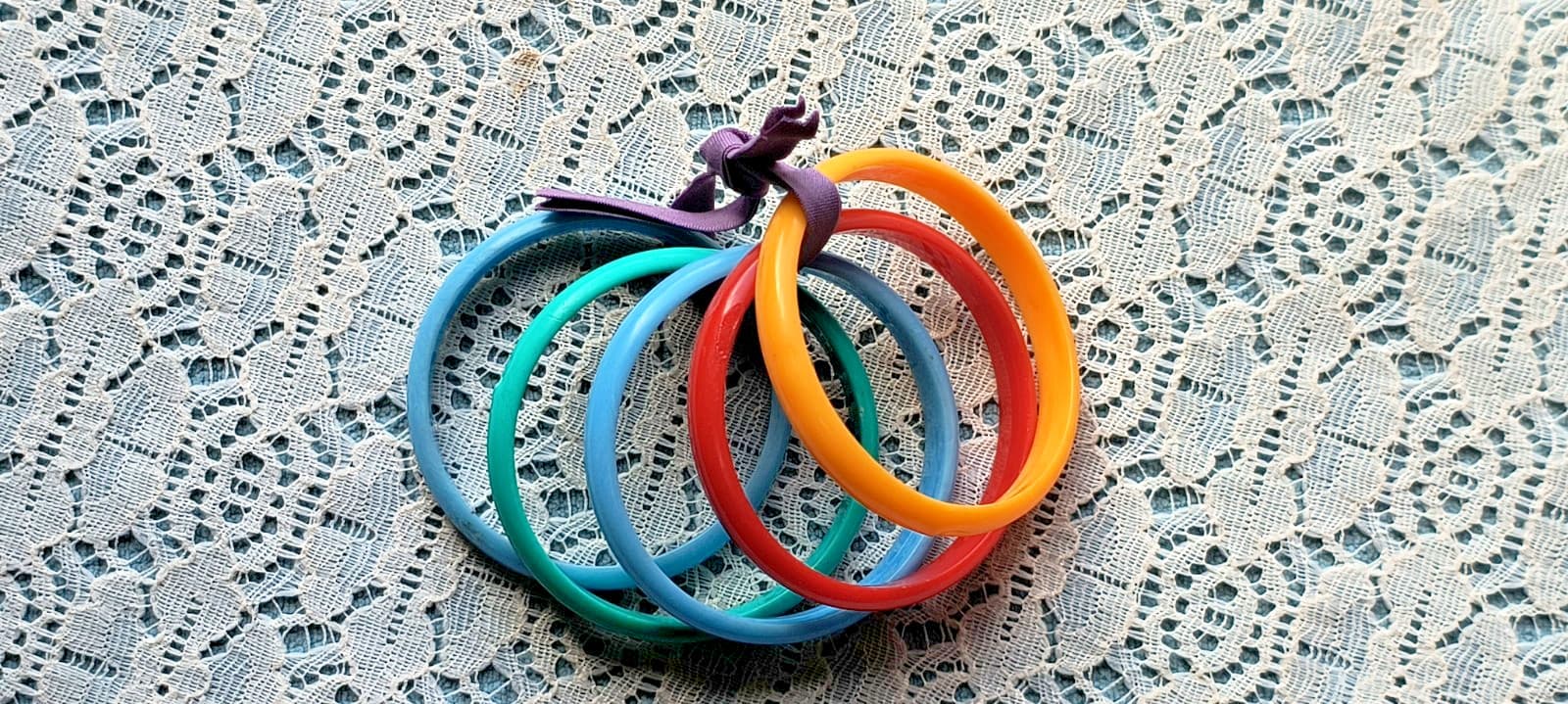 5 Vtg 1960s Girls Plastic Stackable Ring Bracelets - Green, Blue, Yellow & Red💥 2