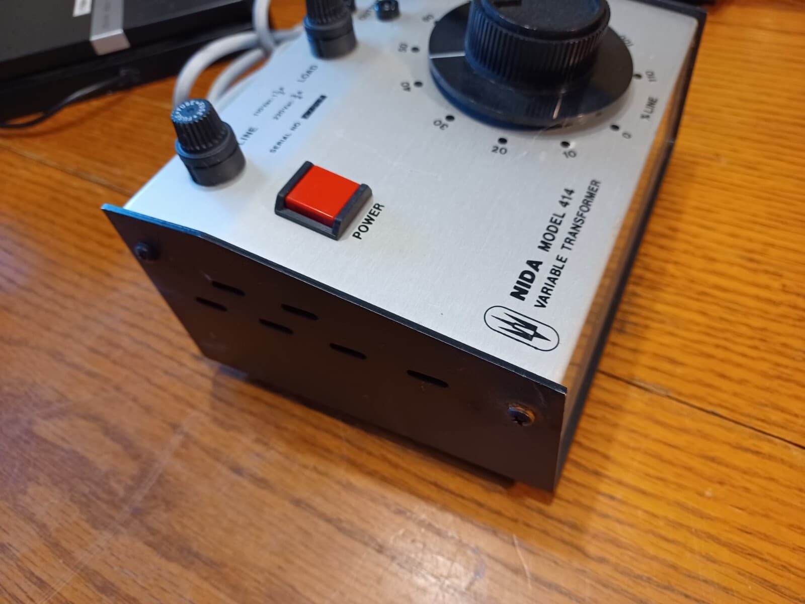 NIDA Model 414 Variable Transformer - 110VAC: 1 1/2A, 220VAC: 3/4A 4