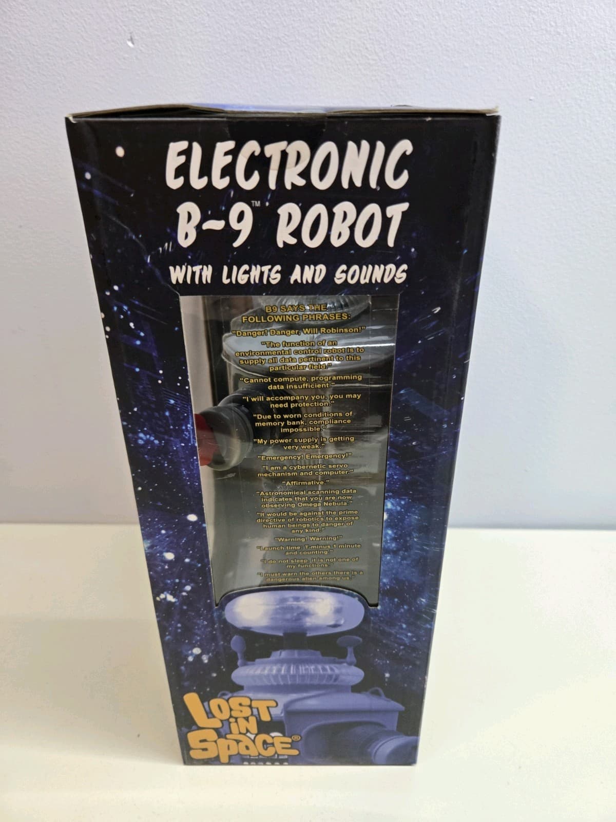 Diamond Select Toys Lost In Space Electronic Lights & Sounds B9 Robot Figure 3