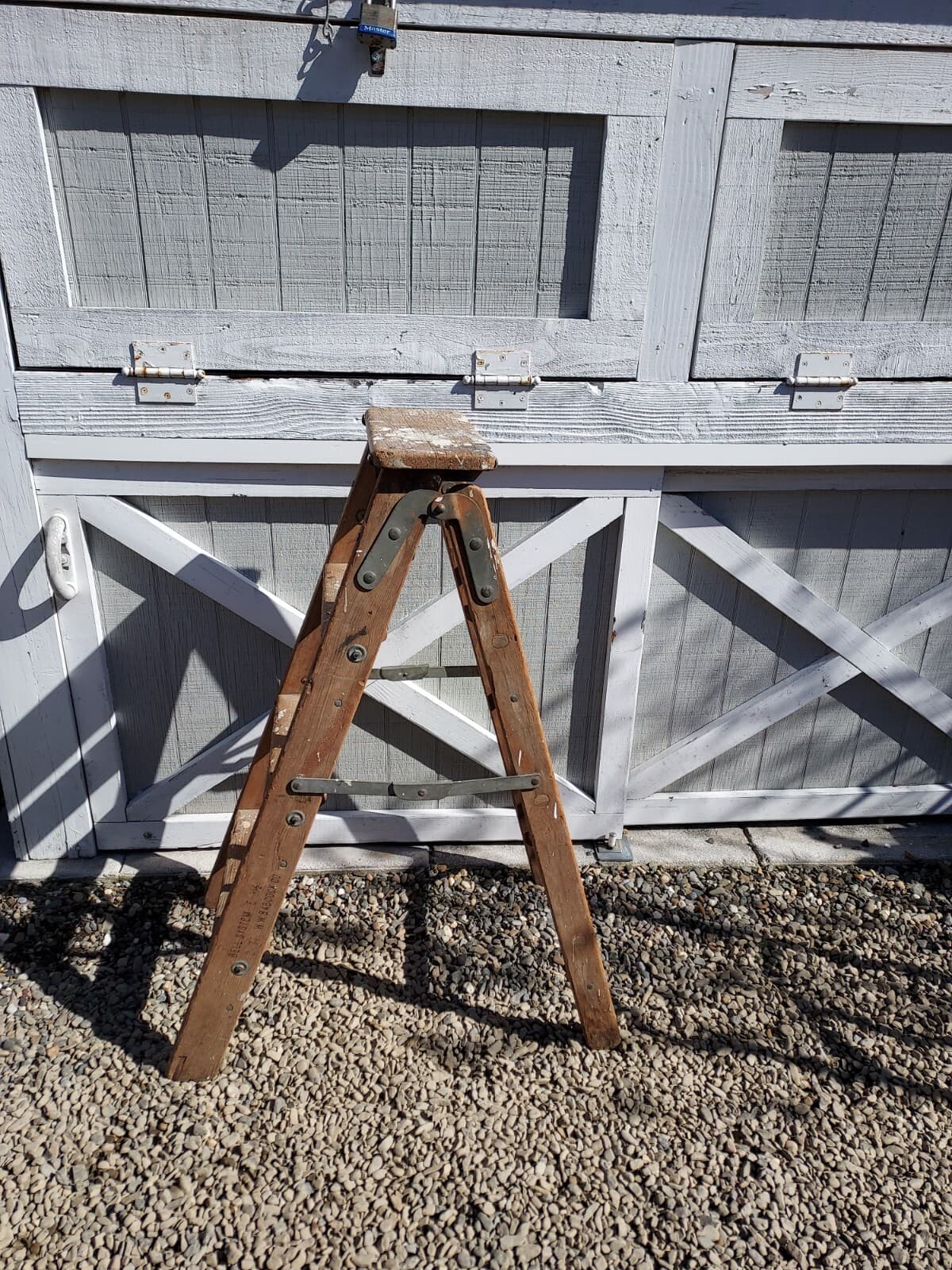 BELL SYSTEMS 3.5 FT WOODEN STEP LADDER 41" HIGH X 16" AT BASE X 13" AT TOP SHELF 6
