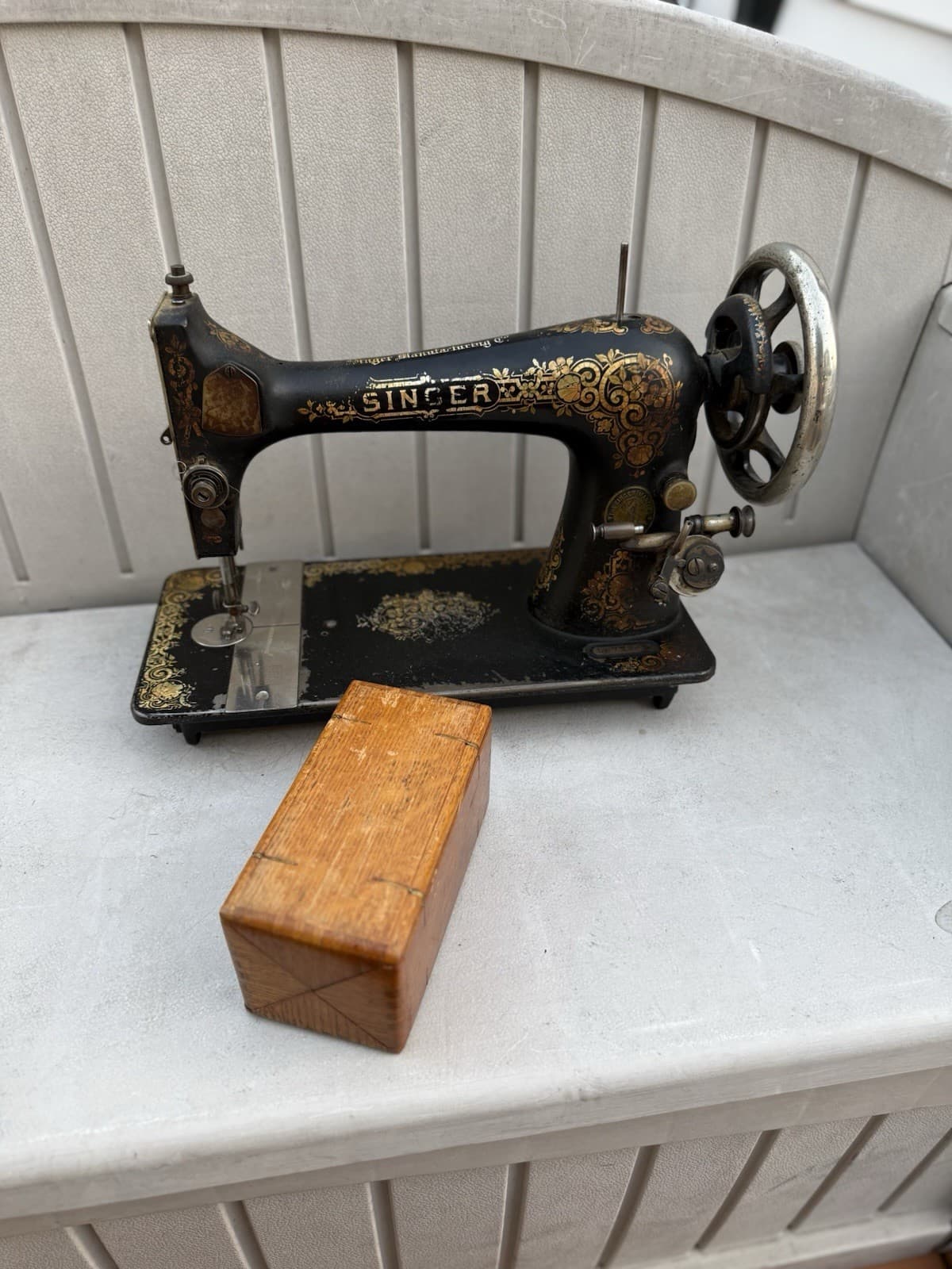 Antique 1901 Singer Model 27 Treadle Sewing Machine Head. Serial L677944 2