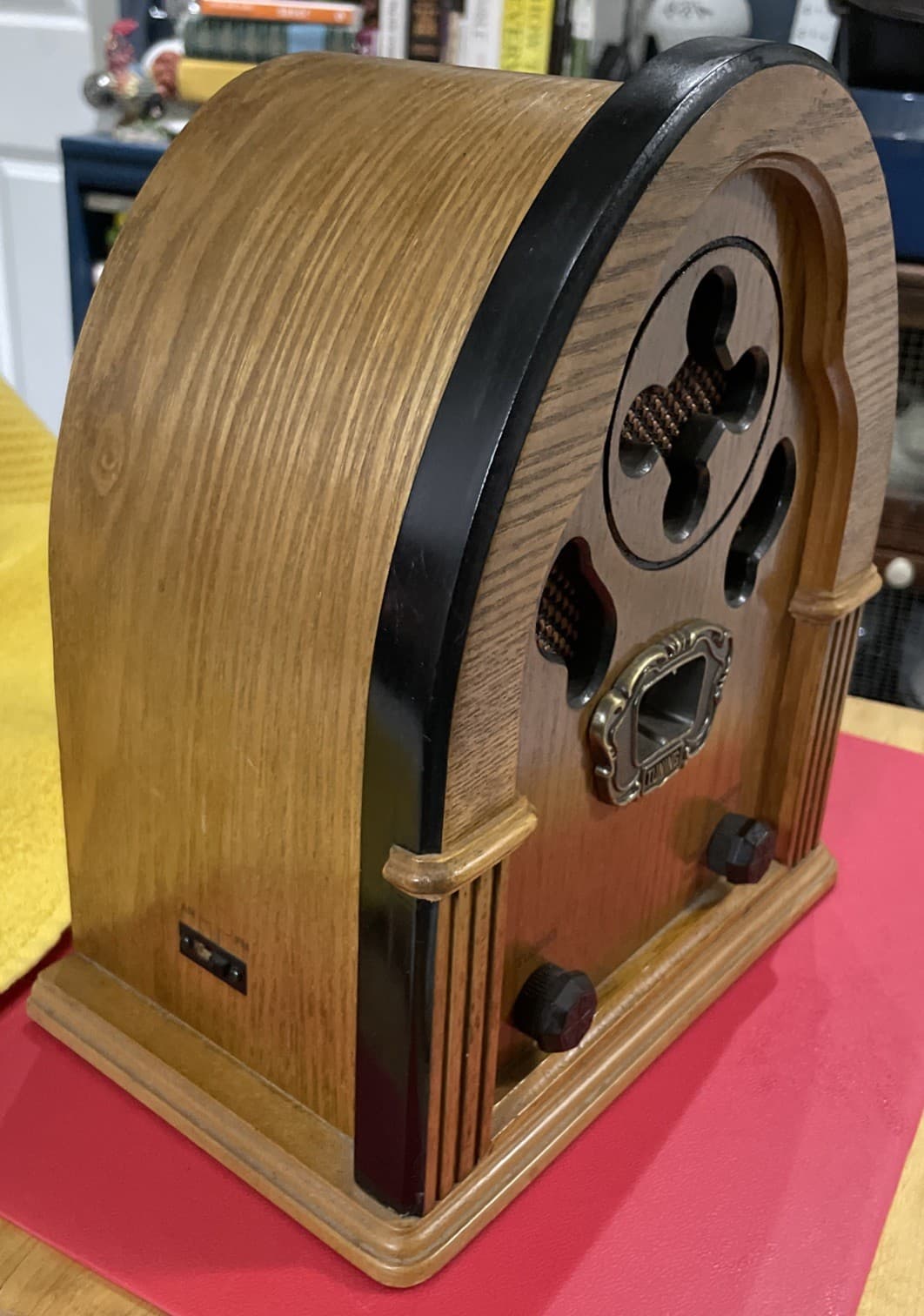 Classic Collectors Edition AM-FM Radio Model 9720 Cathedral Style Works 2