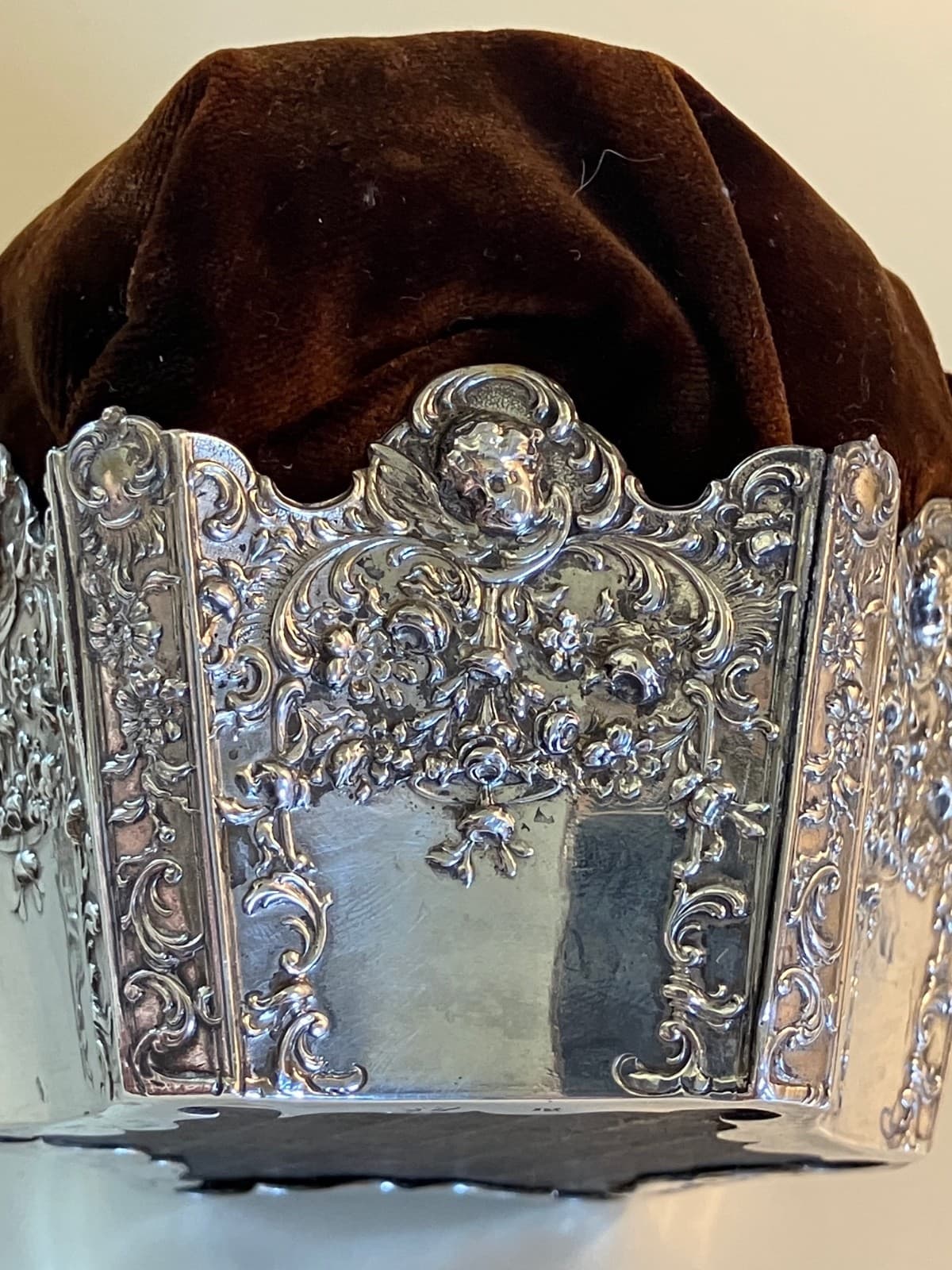 ANTIQUE 1897 LRG STERLING SILVER CHERUB REPOUSSE PIN CUSHION LONDON CROWN SHAPE 3