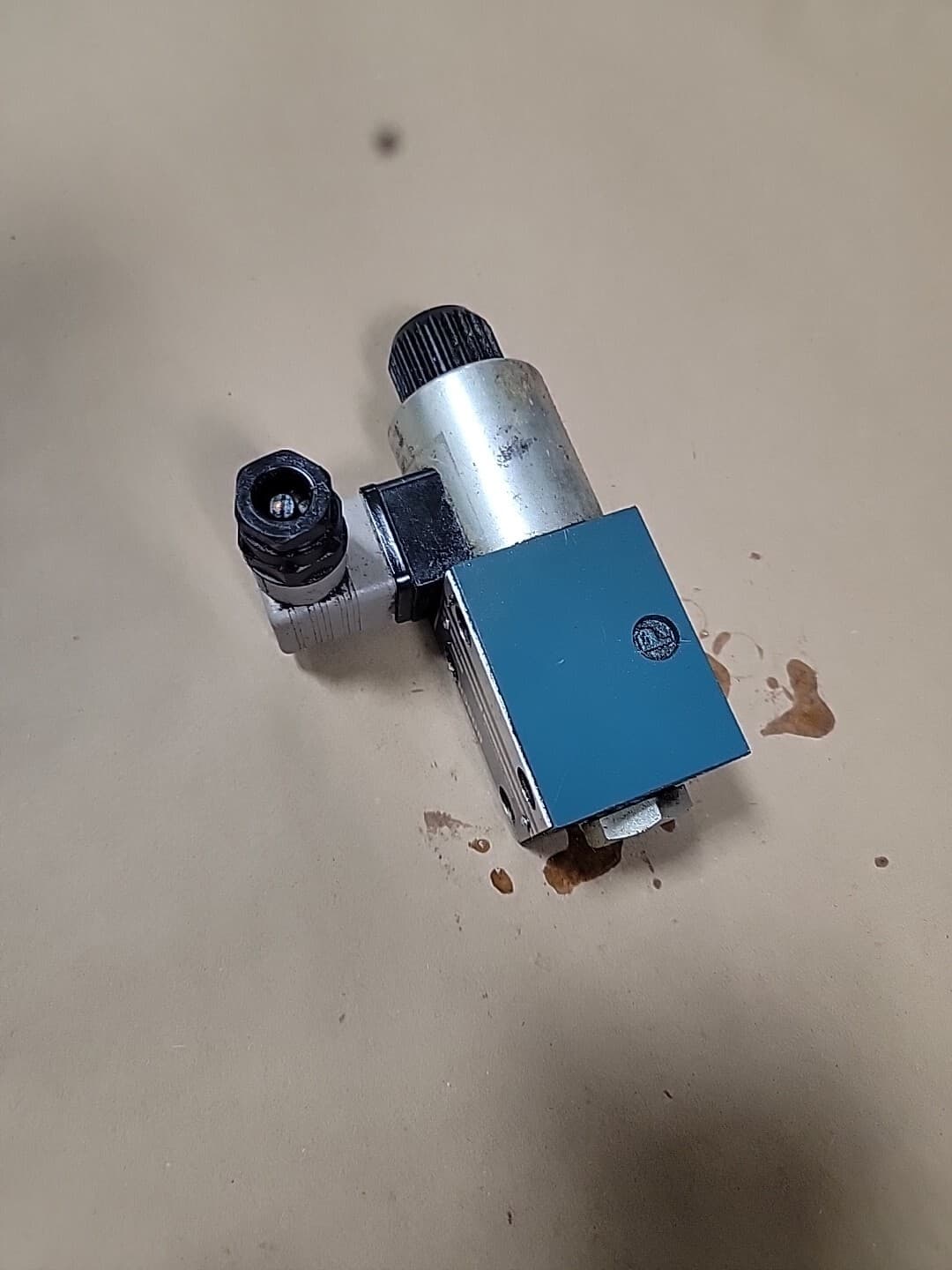 BOSCH Directional Control Valve 0 810 091 222 Used  4