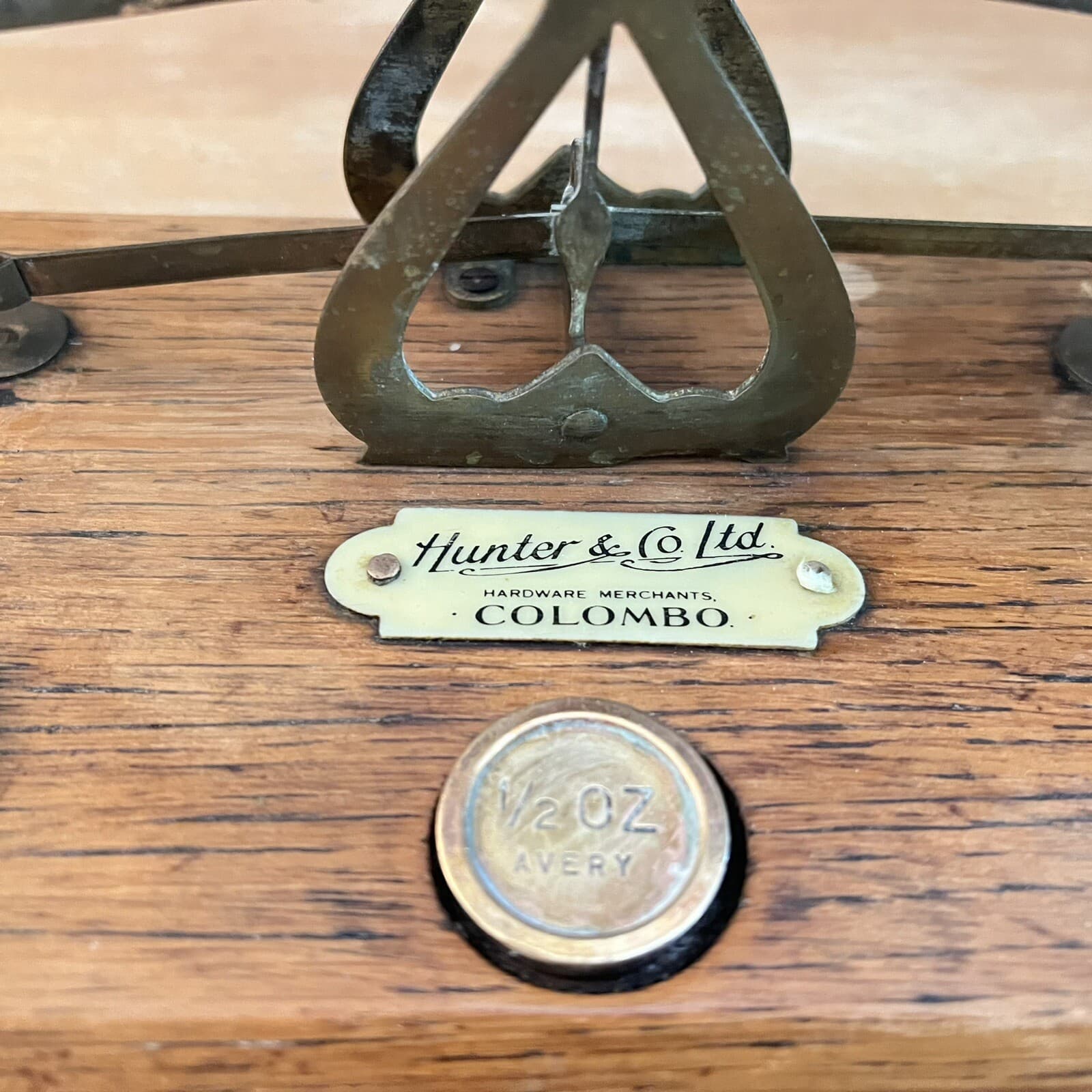 VINTAGE POSTAL BALANCE SCALES & BRASS WEIGHTS ON HONEY OAK BASE 4