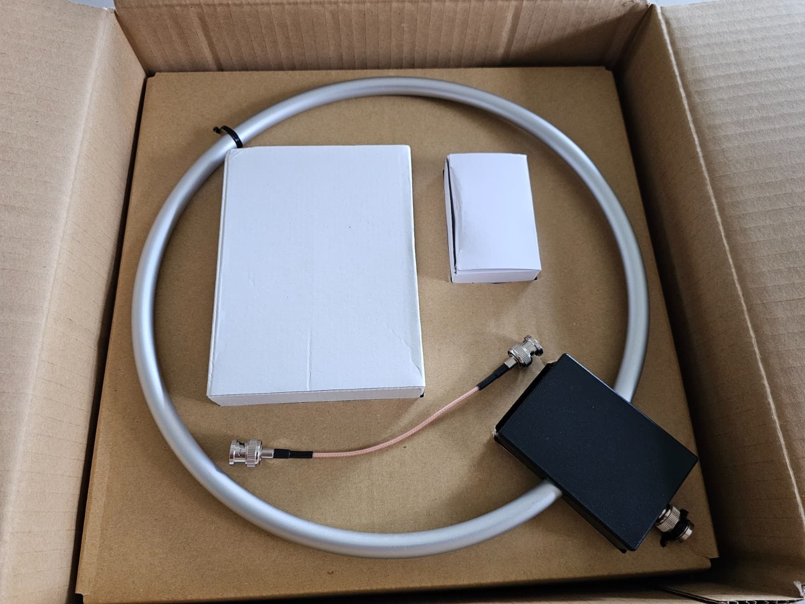 AOR LA390 High Performance Desktop Loop Antenna 2