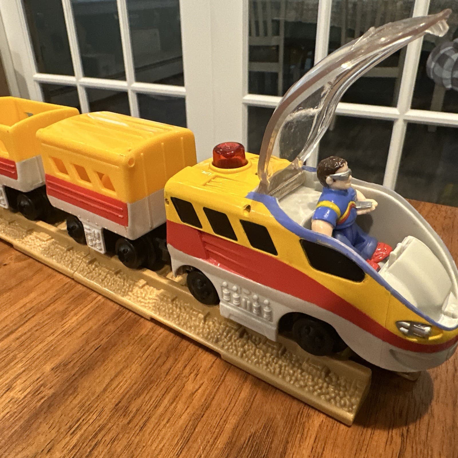 Fisher-Price GeoTrax Grand Central Station Aero Yellow Train & Eric USA Seller 4