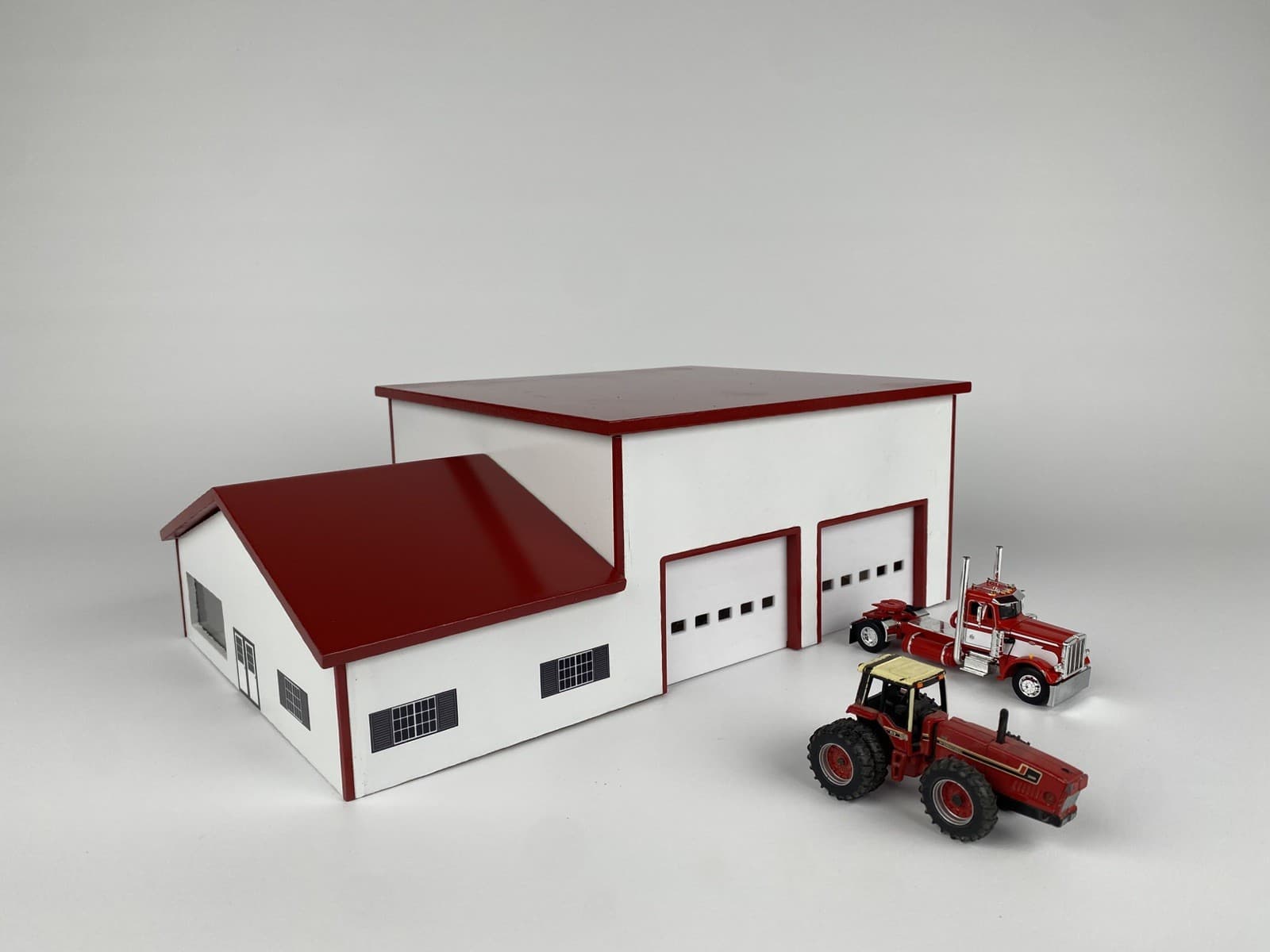 1/64 Farm Dealership Shop Building 50x80 White Sides Red Roof. Lights Up!