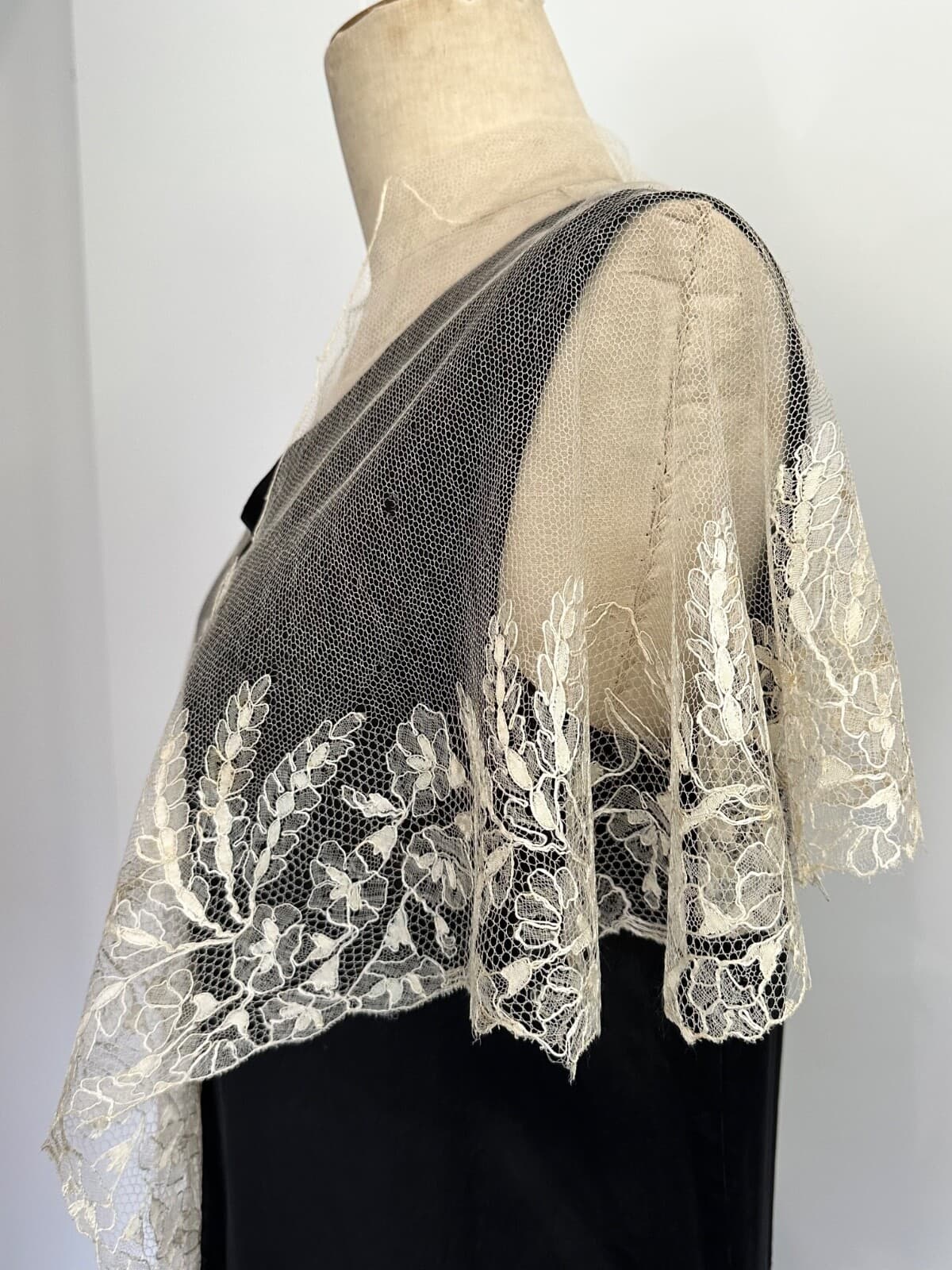 Antique Silk Blonde Lace Pelerine Handmade Bobbin Lace France 1800s 5