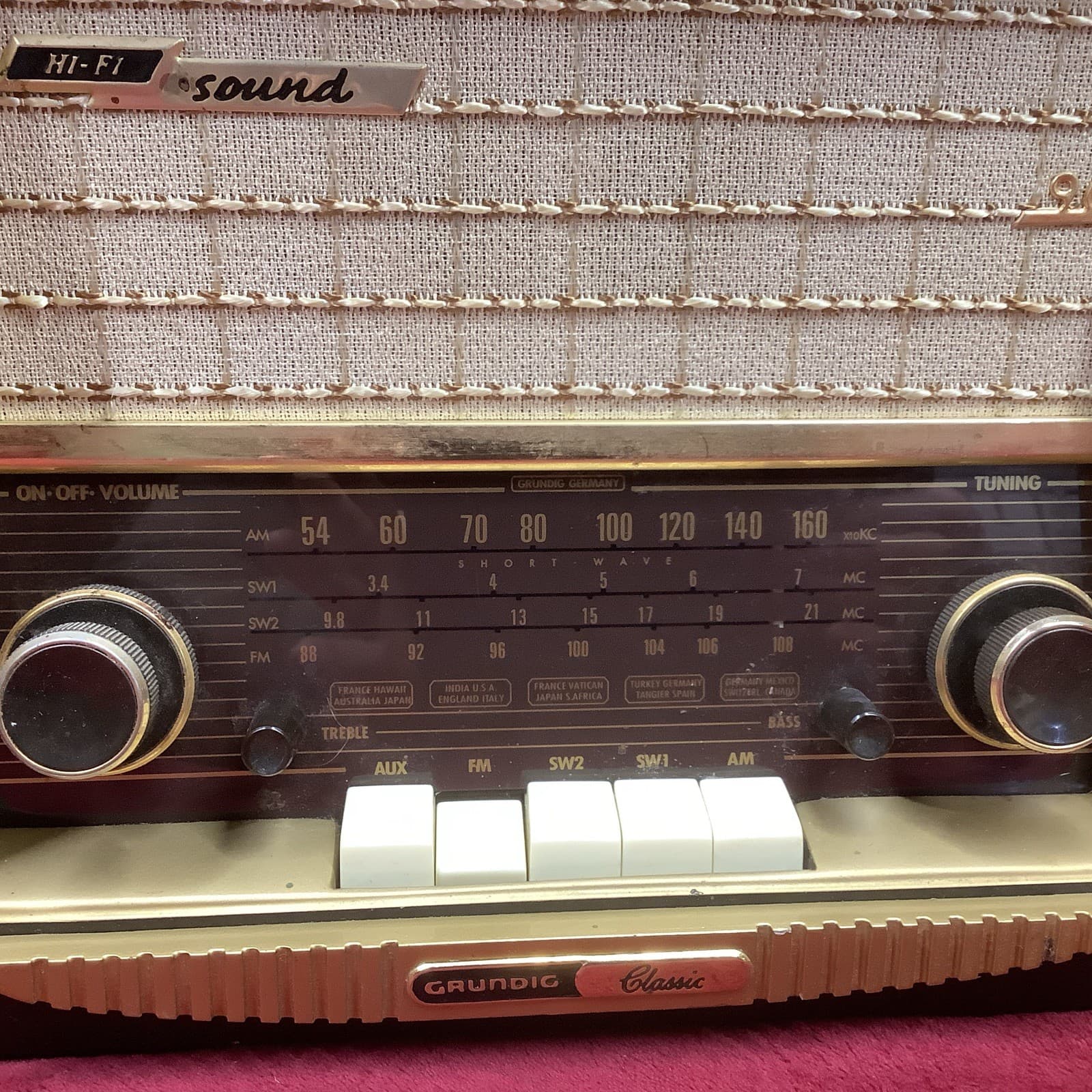 Grundig Classic International  AM/FM/SW Radio 960 Produces Great Sound Works Wel 2