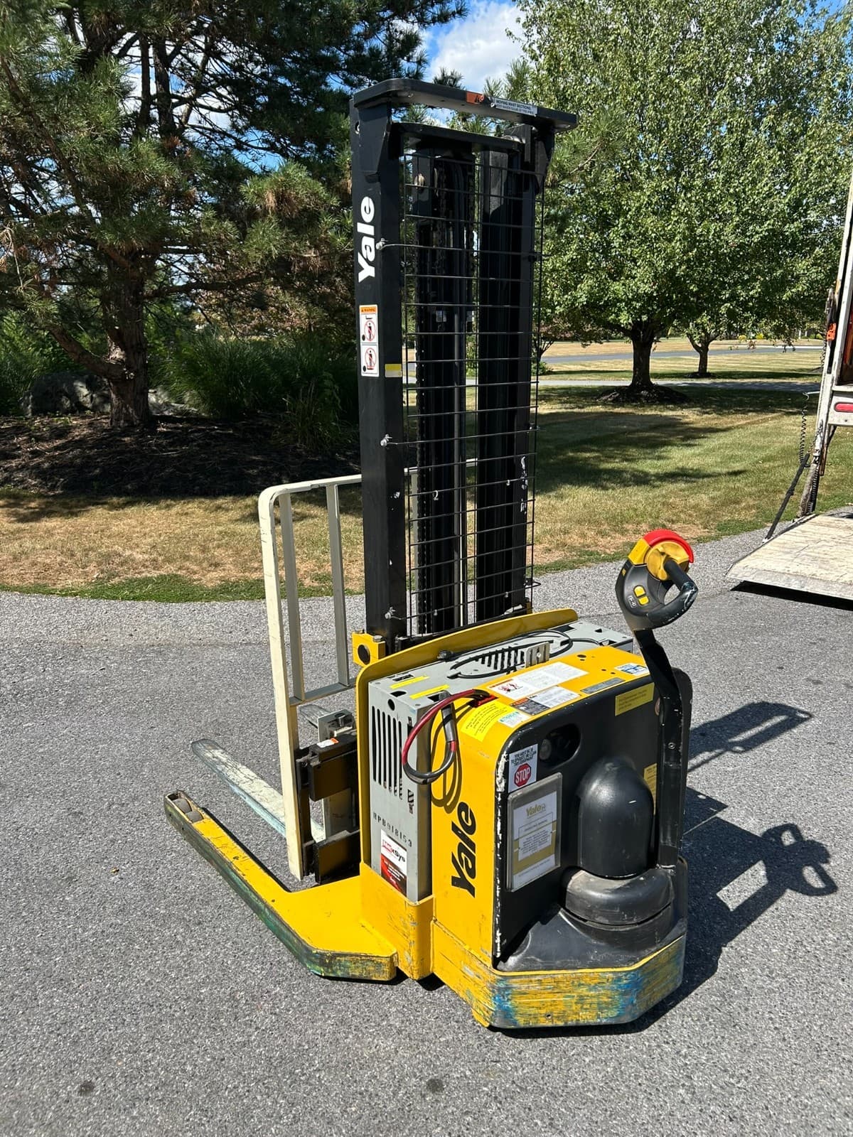 Yale MSW040SFN – 4,000 lb Electric Walkie Straddle Stacker 24v Refurbished 3