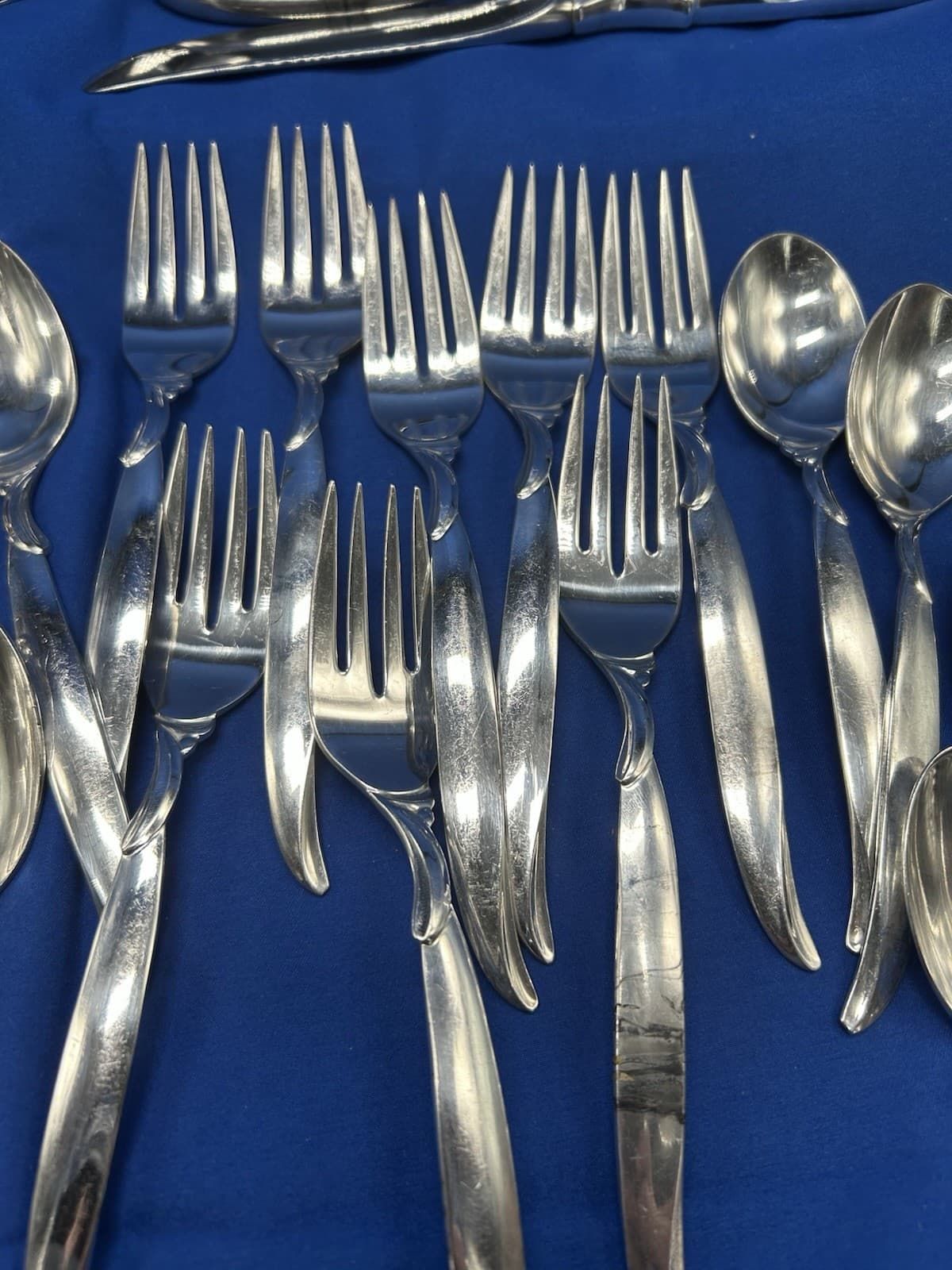 Rogers Bros FLAIR Silverware Flatware cutlery Complete  Set For 8, inc 2 servers 4