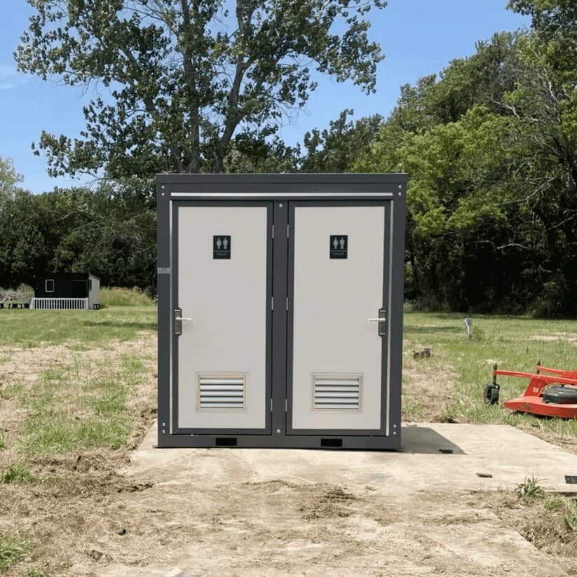 Bastone 2 Private Toilet Stalls w/ Sink Mobile toilet Portable Restroom 3