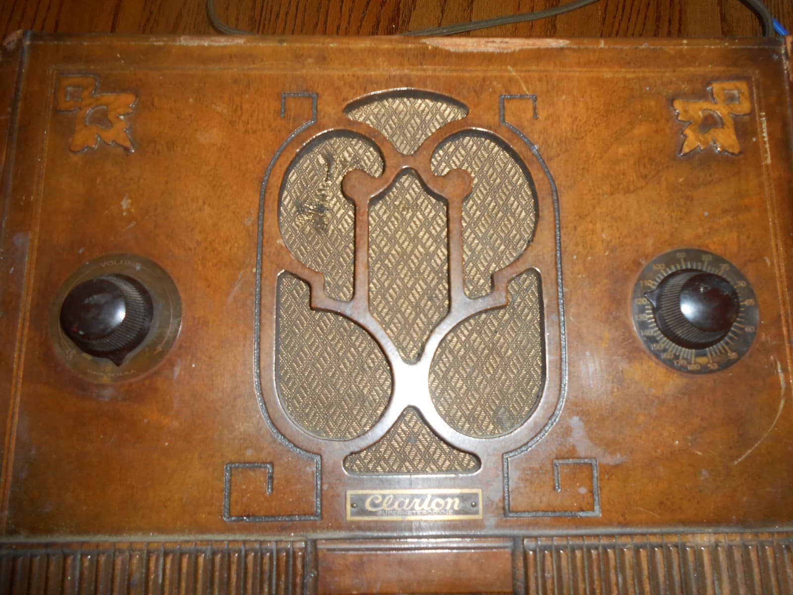 V. COOL Vintage Clarion Super Heterodyne Wooden Tombstone Tube Radio (Powers Up) 5