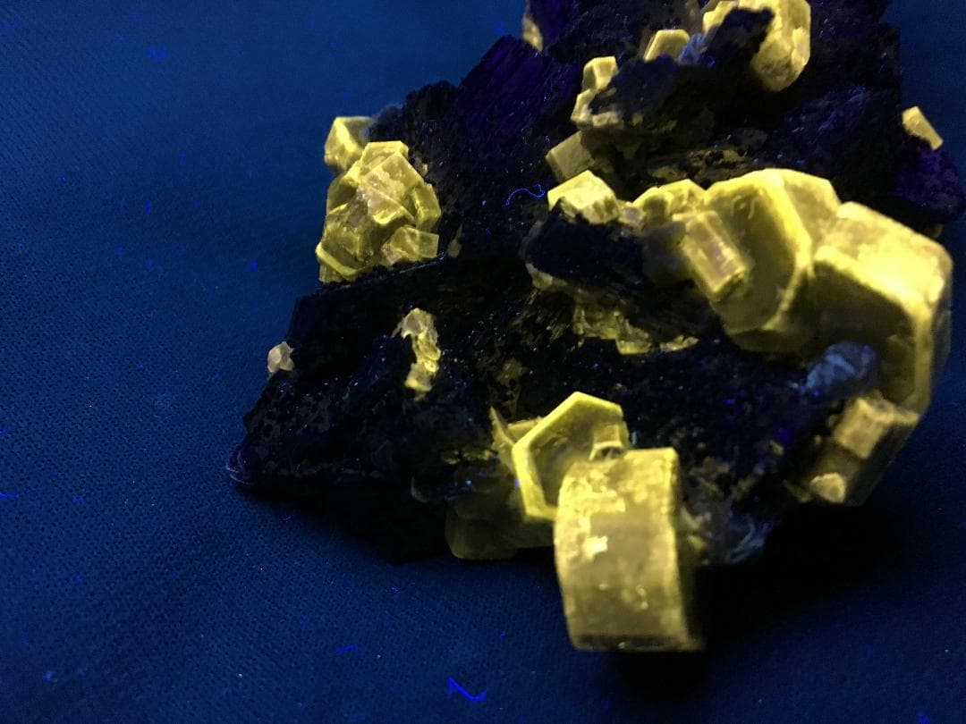 KB: FANTASTIC! SW FL. YELLOW FLUORAPATITE XLS. ON MATRIX FROM PORTUGAL 5