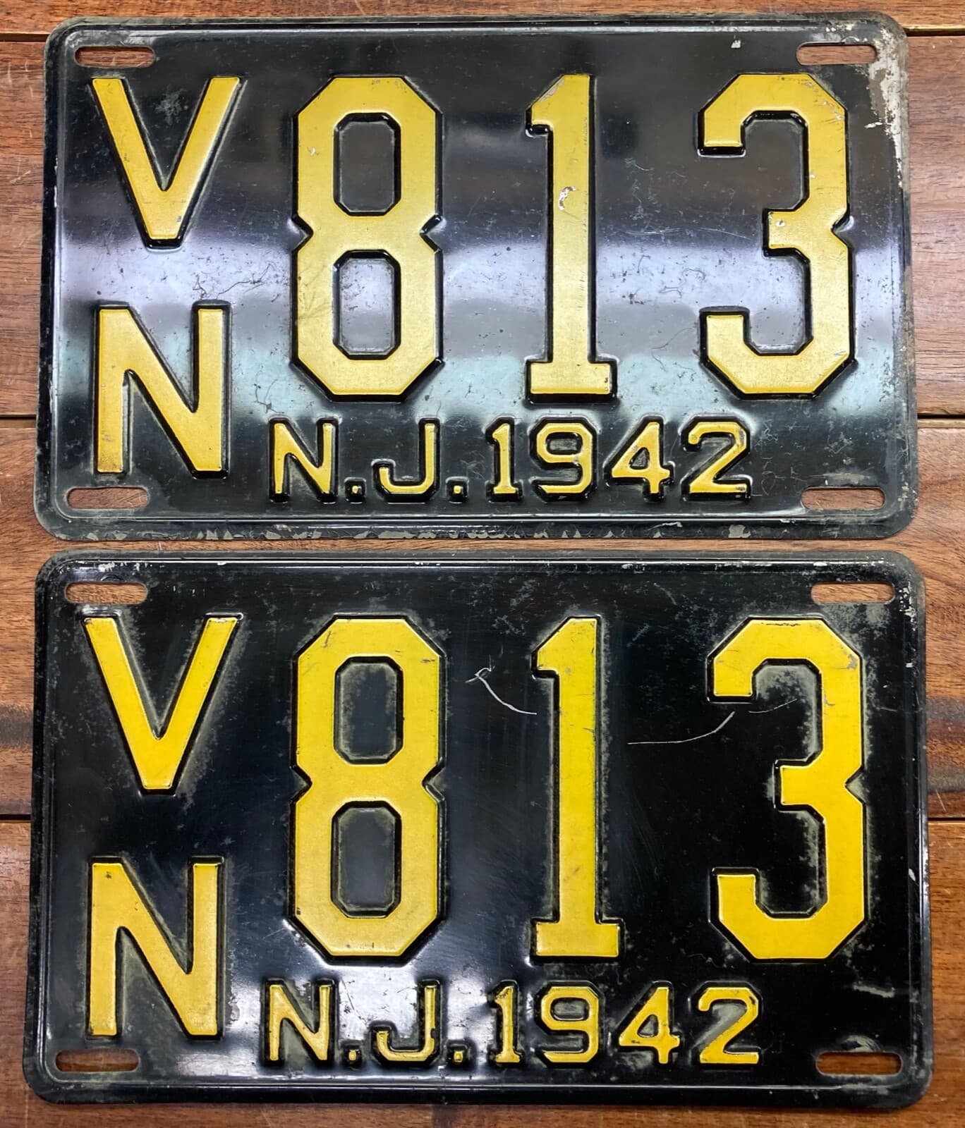 V. NICE 1942 1943 MORRIS COUNTY, NEW JERSEY LICENSE PLATES, ORIGINAL PAINT VN813