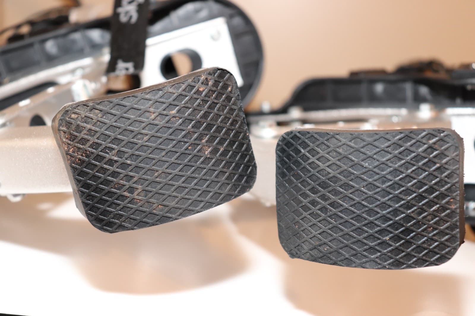 Black SkyRunner Kangaroo Shoes Jump Stilts Spring Pogo 50 KG Youth 88-110lbs 6