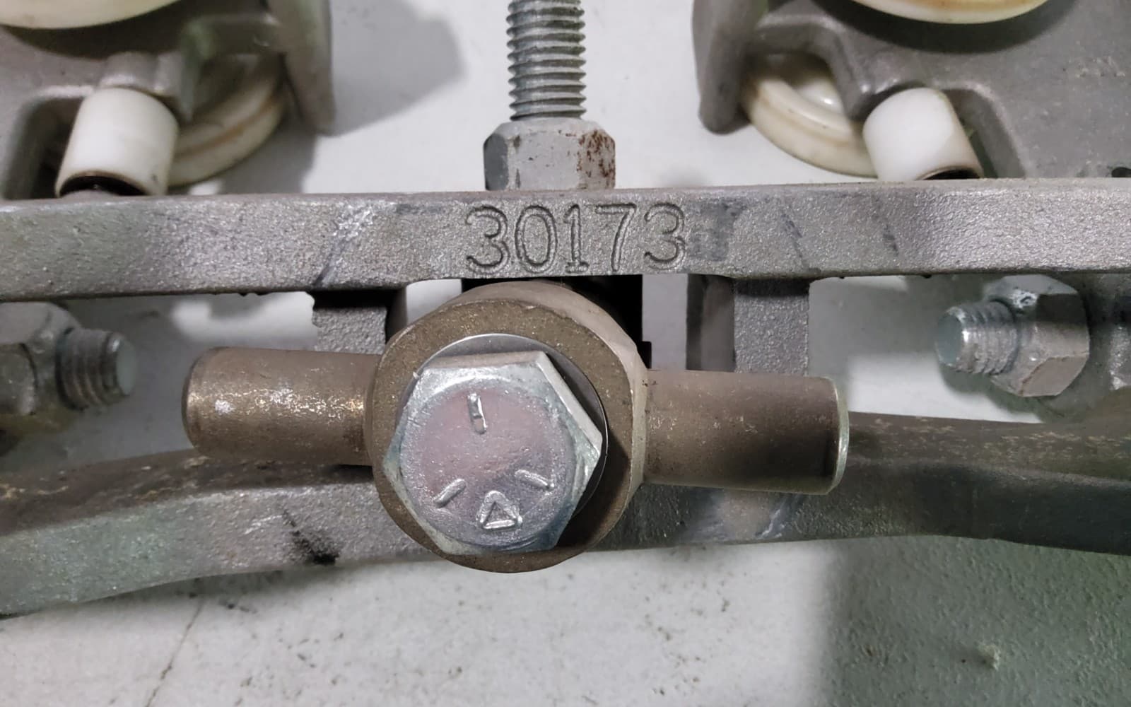 Trolley assembly: 30171-5   2000lbs (1 ton) capacity   3-1/4" wheel dia. (1 pcs) 4