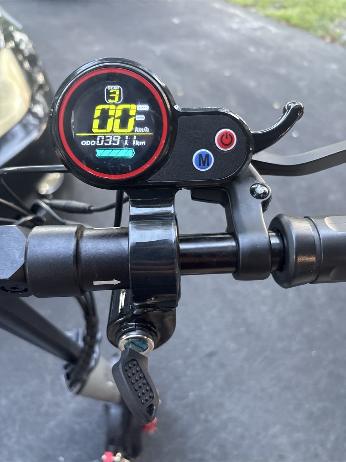 AOKDA Electric Scooter 1000W 30mph. Great Condition However back tire is flat. 2