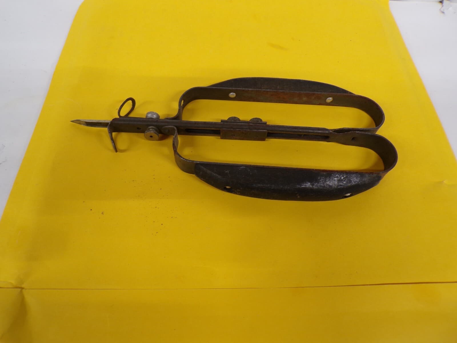 C3    Vintage Sears Roebuck Hooked Rug Shuttle Needle