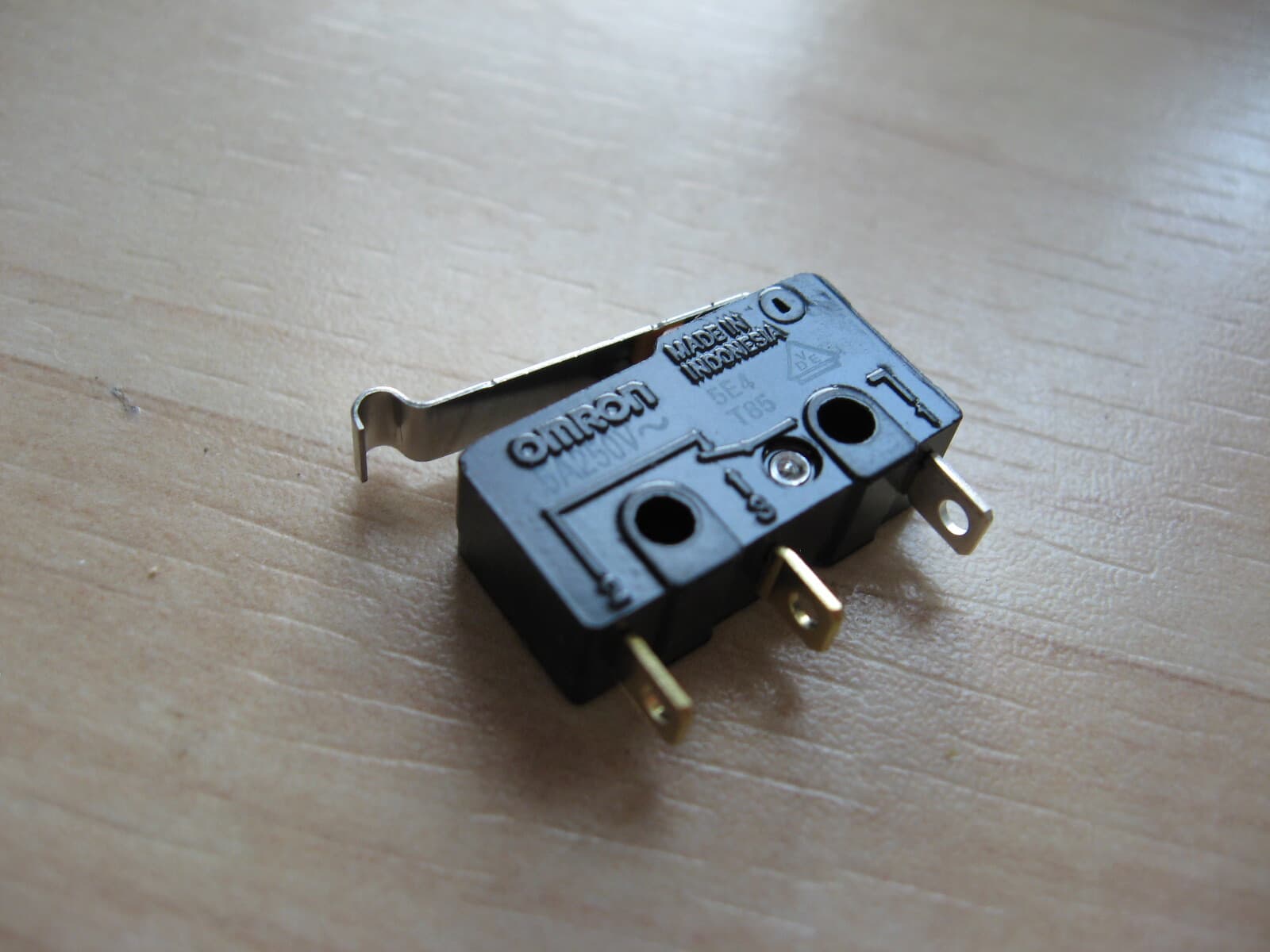 Omron Micro Limit Switch SS-5GL13 with Curved Tip Lever 5A 125VAC #E66AA 4