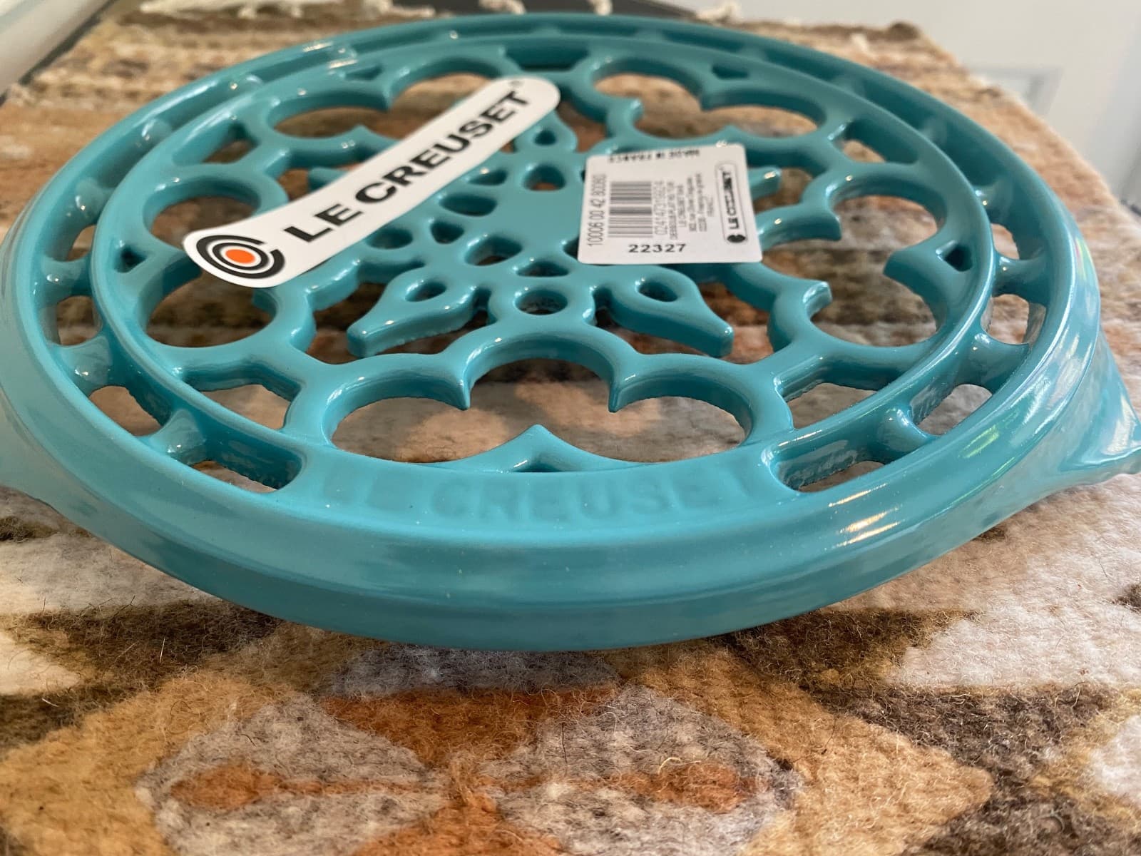 LE CREUSET TURQUOISE ROUND TRIVET CAST IRON  NEW IN ORIGINAL BOX 4