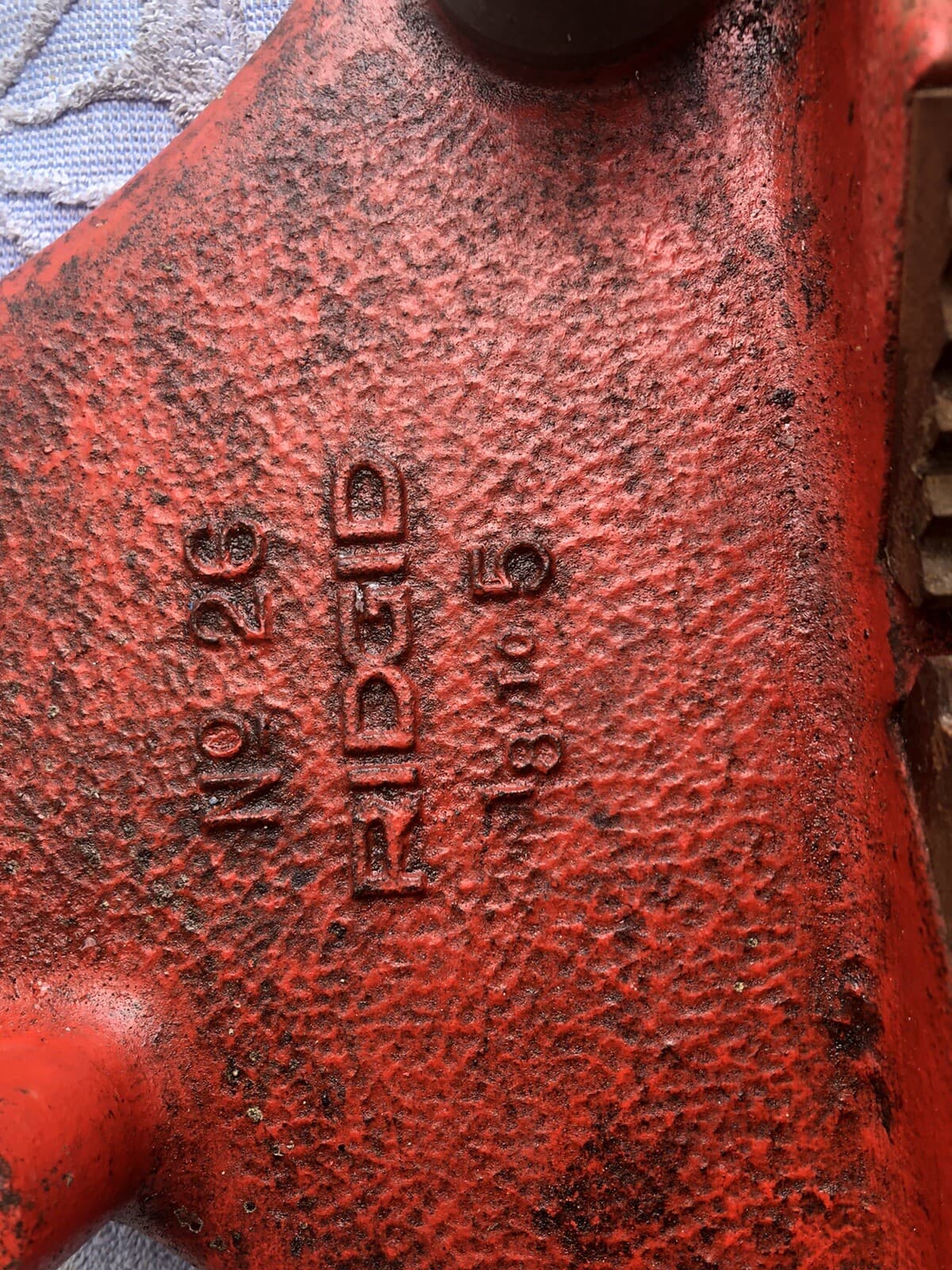 RIDGID NO. 26 YOKE  PIPE VISE 1/8-5" CAPACITY IN VERY GOOD CONDITION. 2