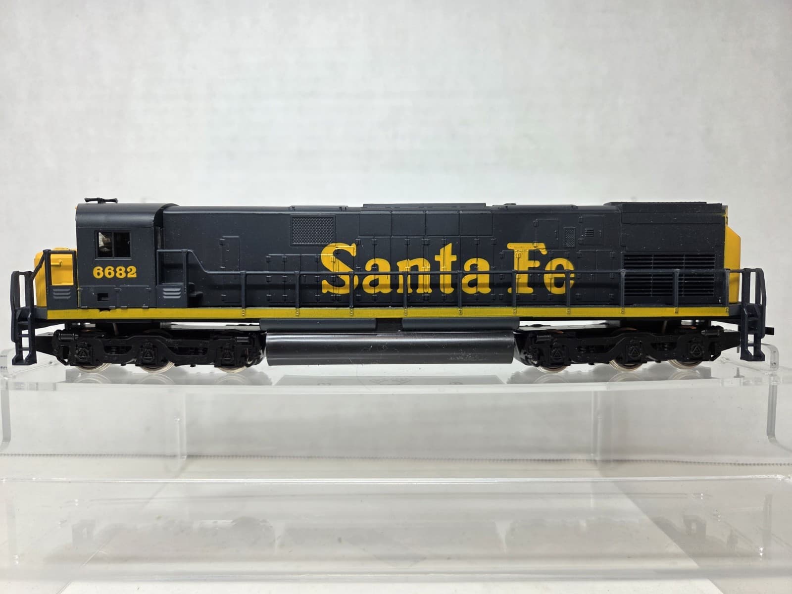 HO Life-Like Diesel Santa Fe Powered Locomotive #6682 Tested! New! 3