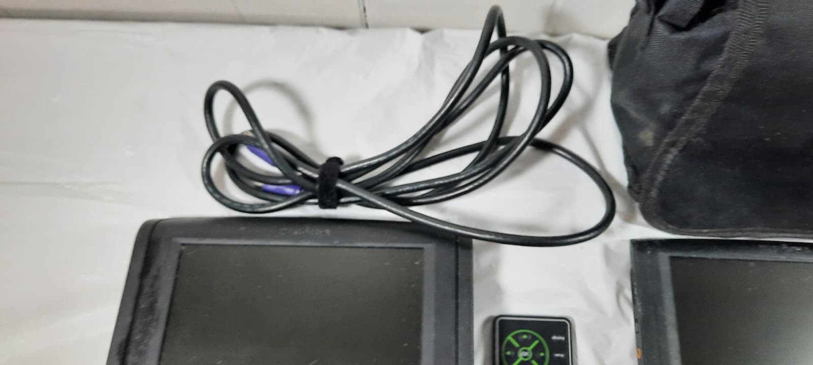 Insignia Dual-Screen 7” Vehicle DVD Player NS-MVD7S 1 power cord,  & Case 4