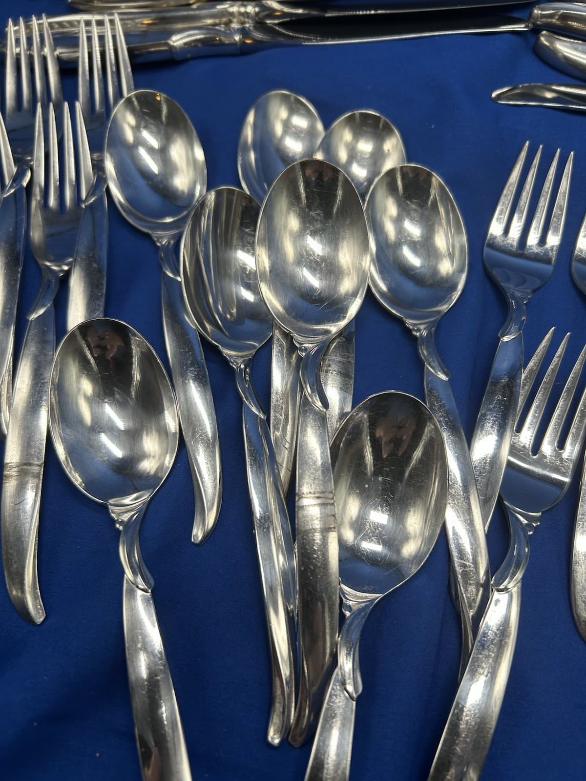 Rogers Bros FLAIR Silverware Flatware cutlery Complete  Set For 8, inc 2 servers 3