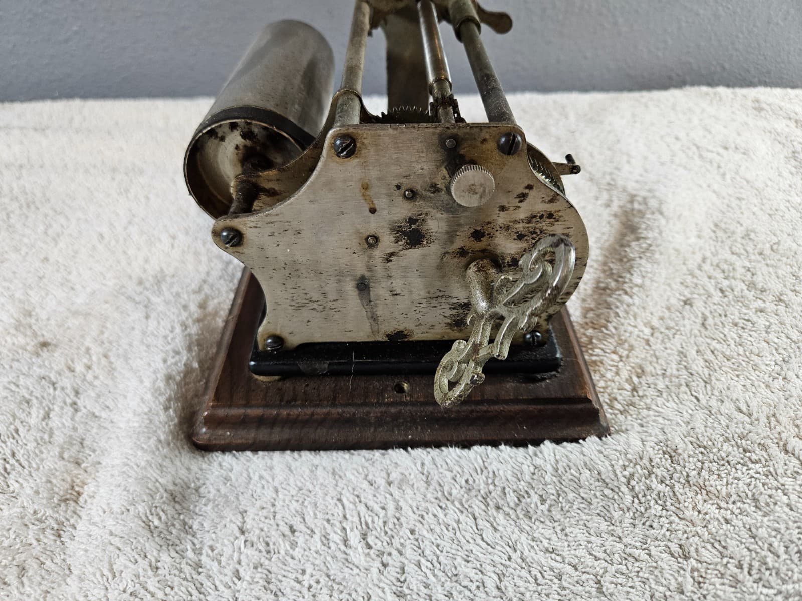 Columbia Graphophone working mechanism and key. Watch It Work! 5