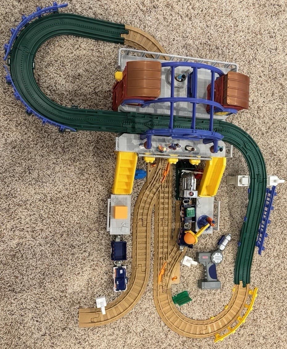 VIDEO Fisher Price GeoTrax Remote Control Grand Central Station Railway EUC! 4