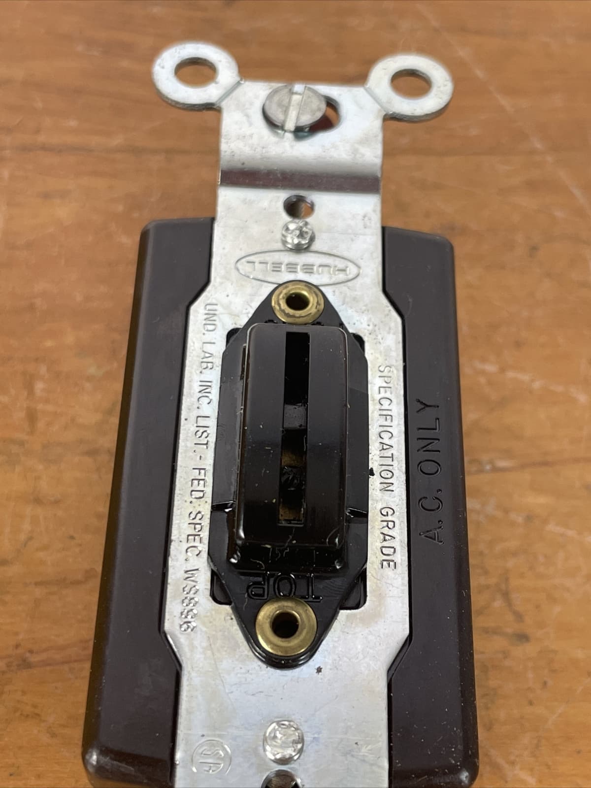 Vintage Hubbell Toggle Keyed Lock Locking Switch w/ Key, Single-Pole 15A 1201-L 3