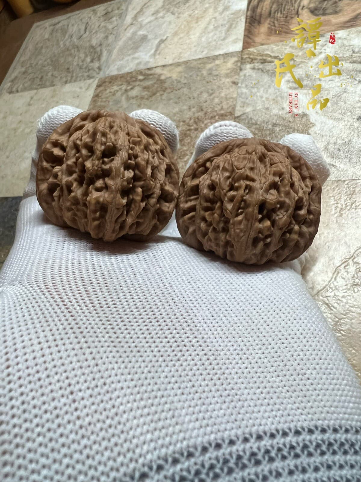 Pair of  Match Chinese Health Walnut 43.5× 39×37mm精配文玩核桃～四座楼