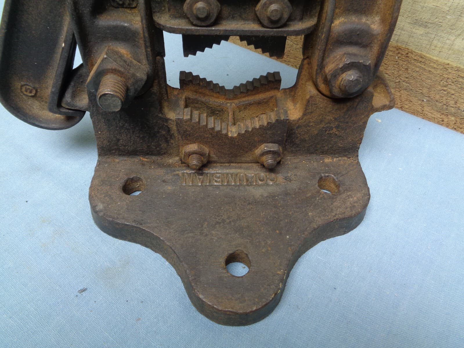 COLUMBIAN  No. 161X Bench Yoke Pipe Vise  Pipe Holding Clamp 2