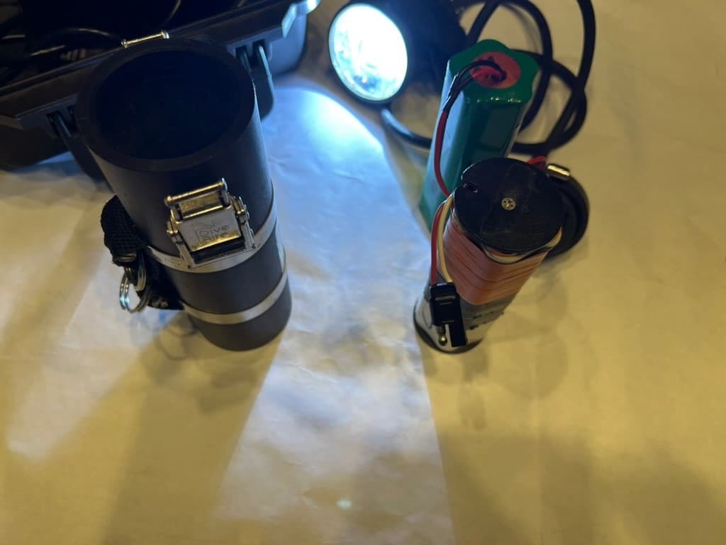 2 Dive Rite canister lights, 1 LX25 and 1 H-10, 3 batteries.   Used, selling as  4