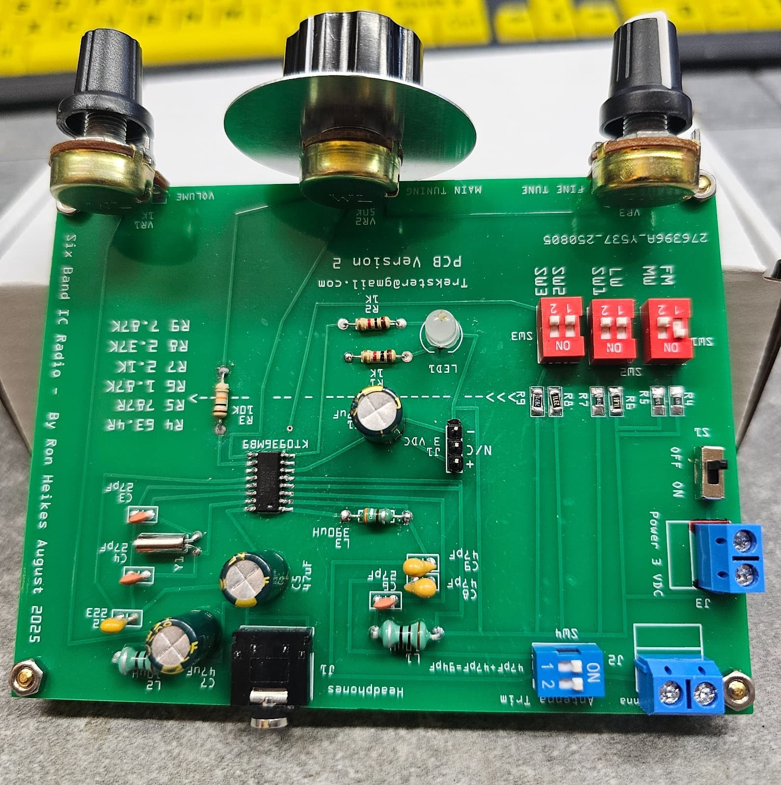 One IC Radio Kit.  Receives AM FM LW SW1 SW2 SW3.  A Fun 100% DIY Kit! 6