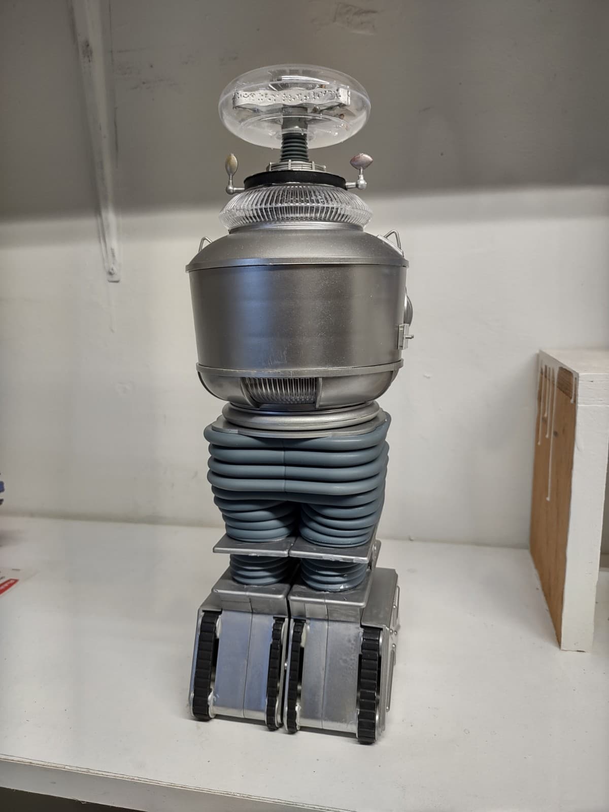 Moebius Models Robot B9 (Lost in Space) 1/6 scale (ready to display) 4