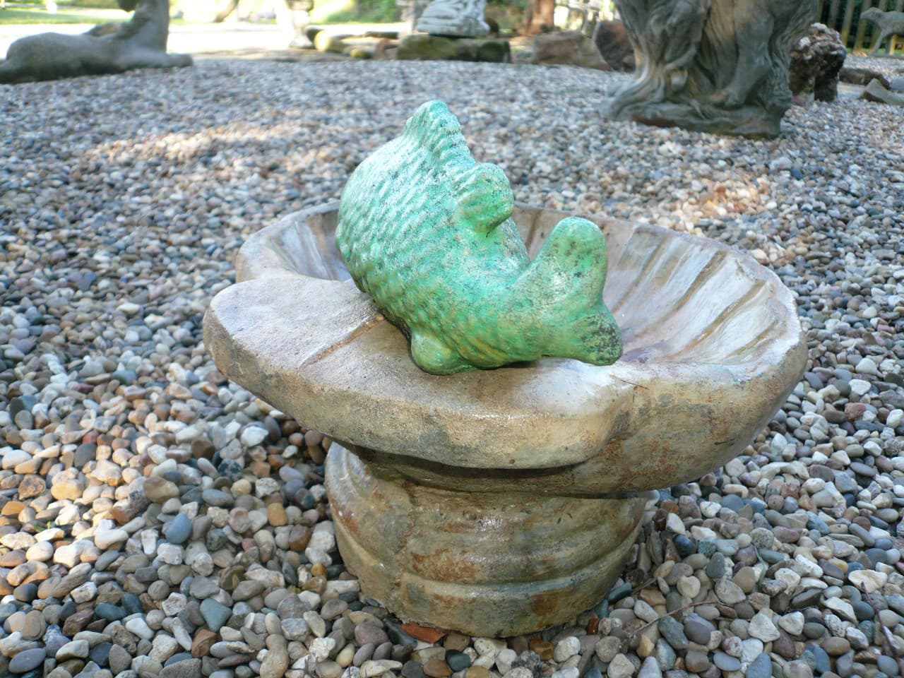EXQUISITE WEATHERED VINTAGE CEMENT/CONCRETE SHELL TABLETOP BIRDBATH & GREEN FISH 4