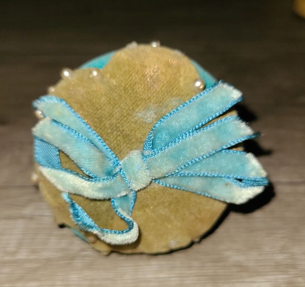 Vtg aqua / teal color large 3.5" velvet strawberry pincushion, seed pearls & bow 5