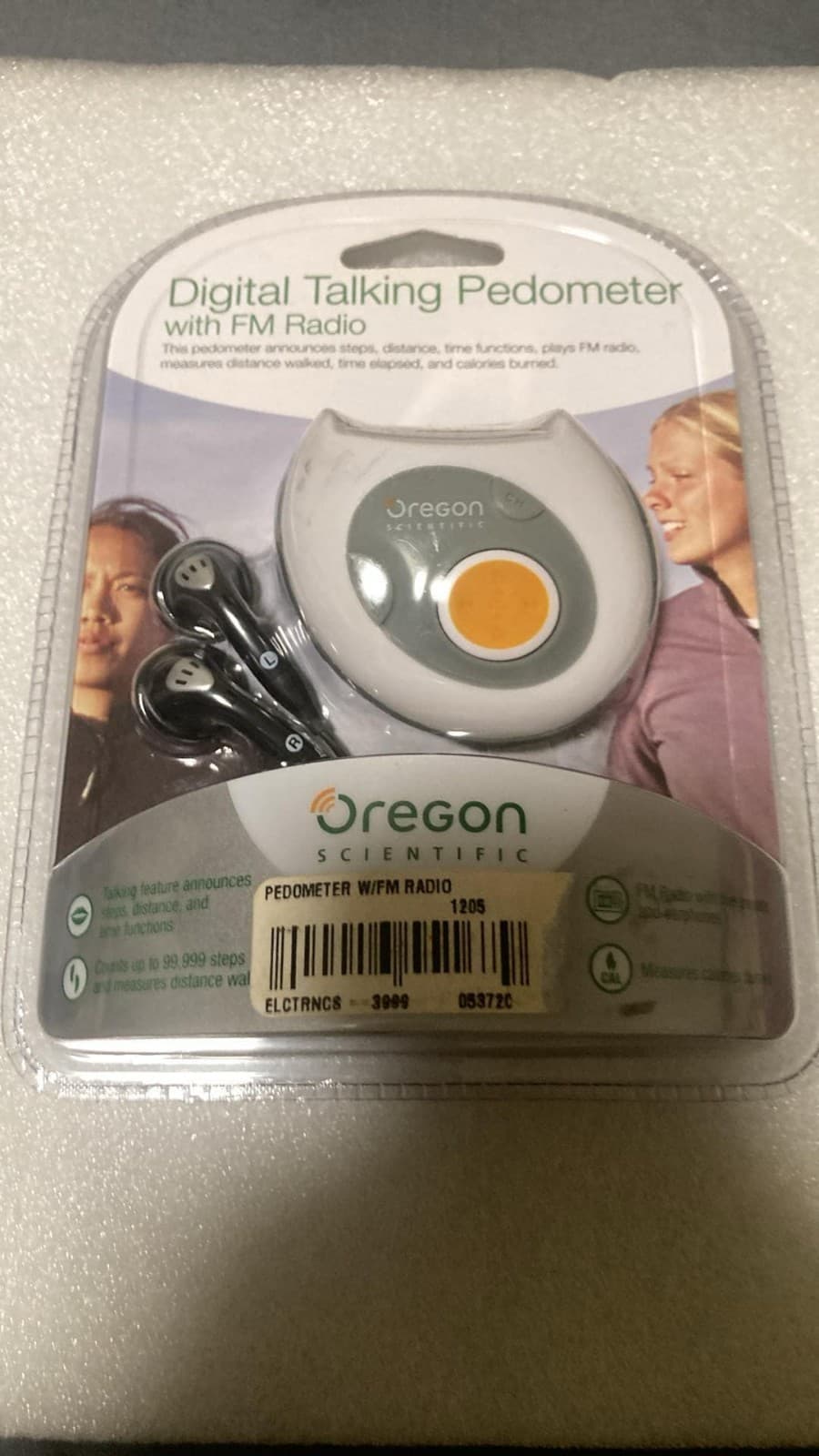 Oregon Scientific Digital Pedometer With FM Radio  PE823 New 2