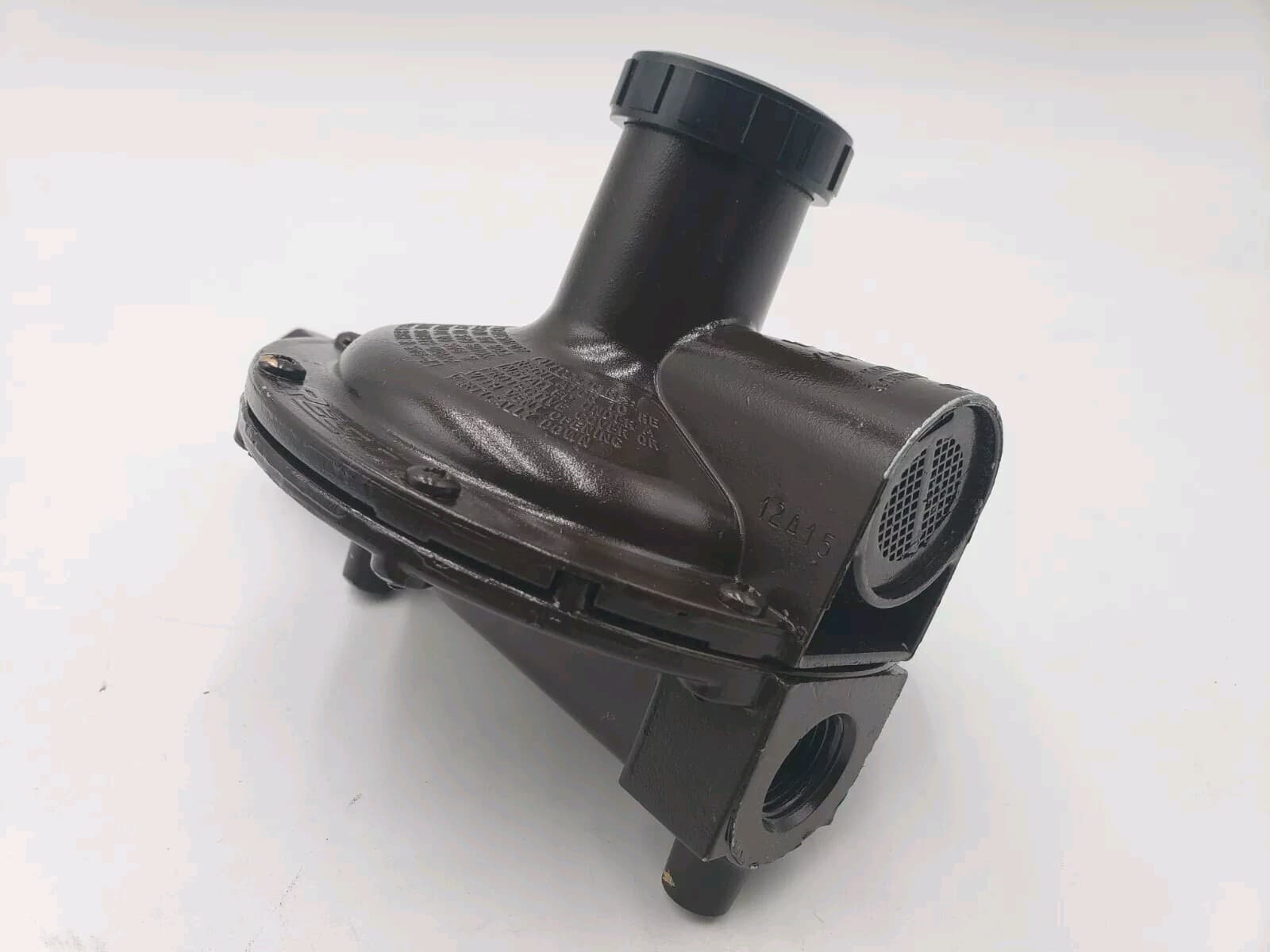 550-06553 LB WHITE REGULATOR LP PROPANE 11" WC 2ND STAGE VENT OVER OUTLET 2