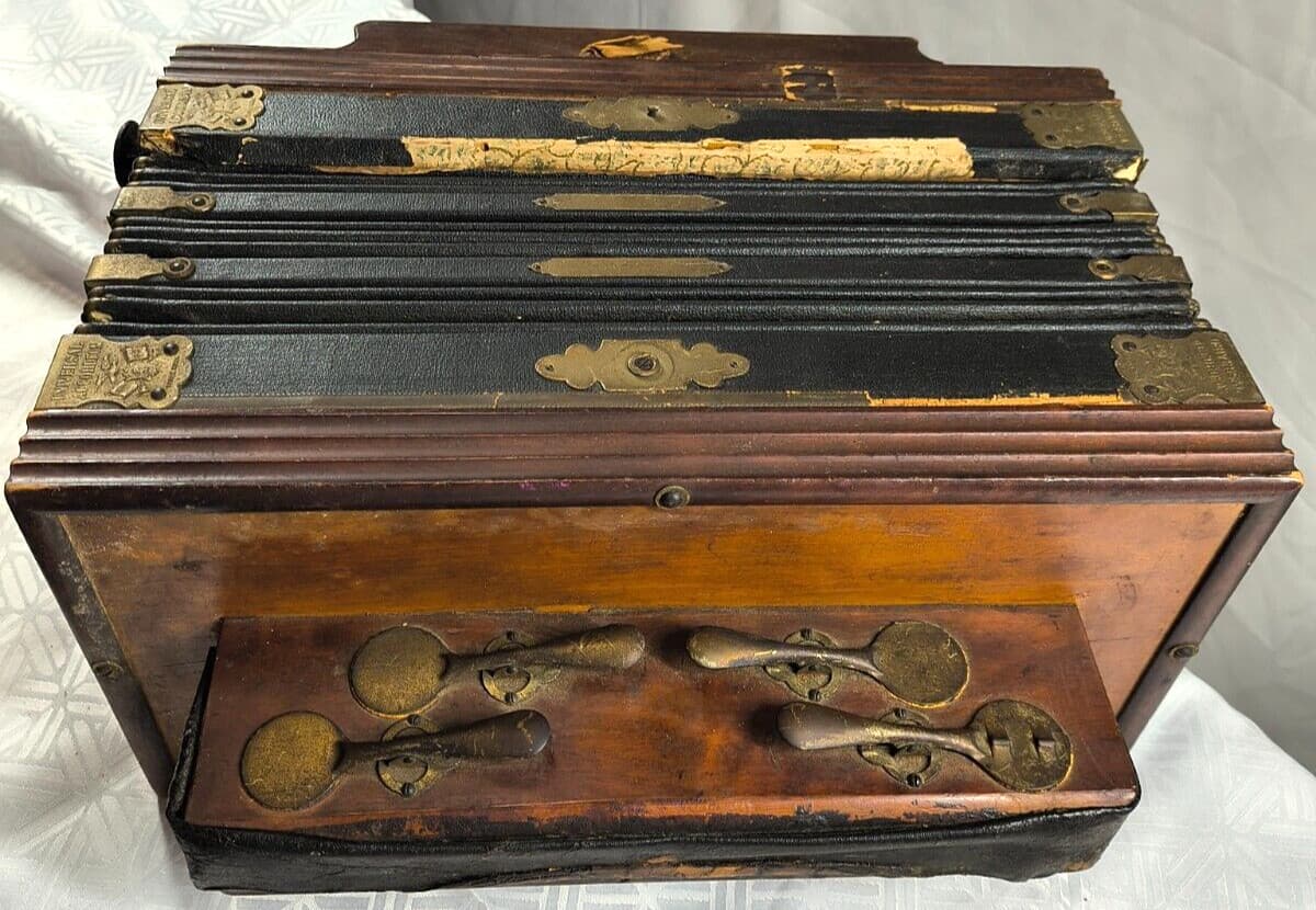 Antique UNIVERSAL ACCORDIAN - German "THE PITZSCHLER"  NO 35941  D.R.G. SCHUTZ 4