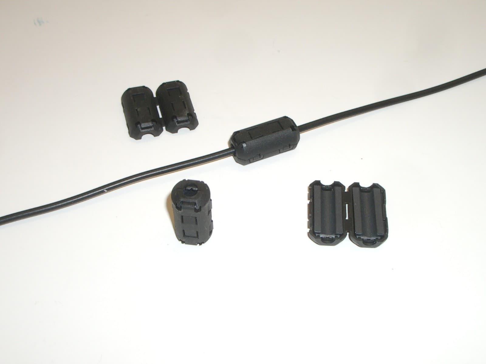 LAIRD 28A0350 2x SMALL 0.13" SNAP-ON FERRITE EMI NOISE FILTER SUPPRESSION CHOKE