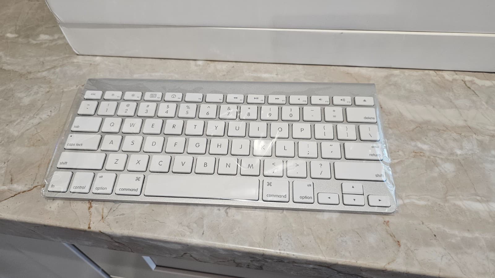 Apple A1314 & A1296 Wireless Keyboard and Mouse Combo - White 602-6953-A 6