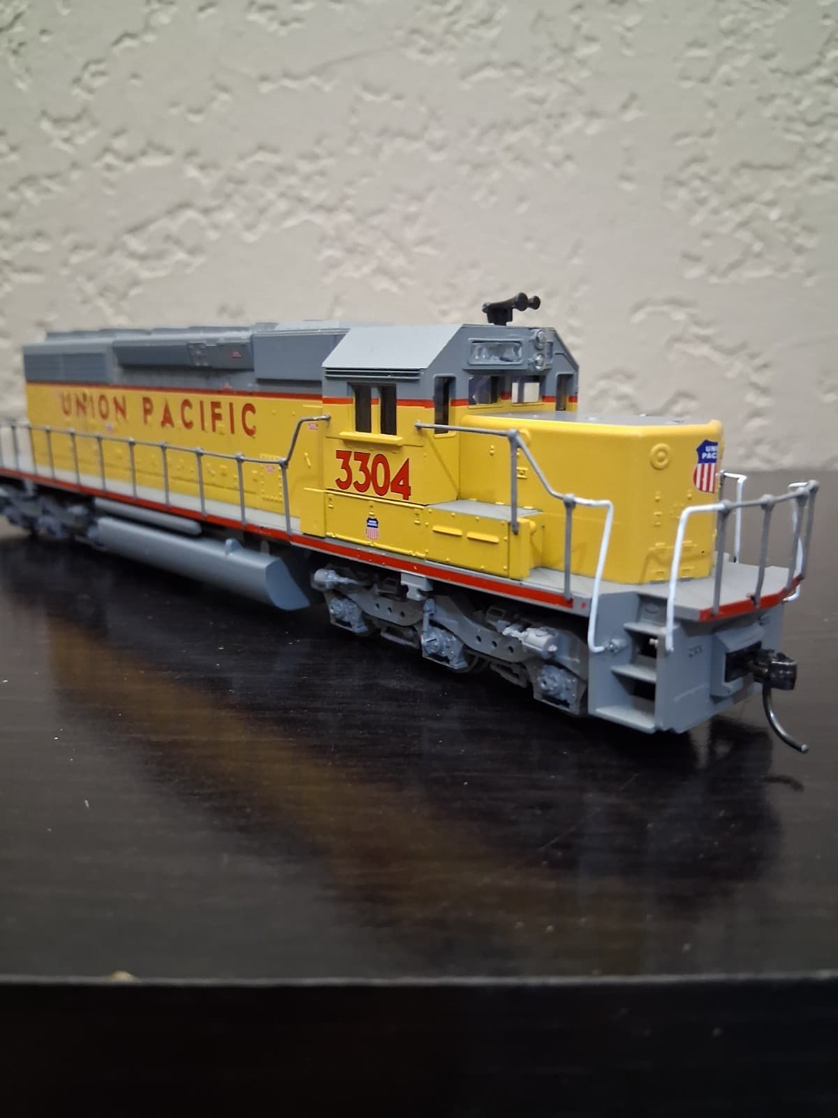 Athearn HO Union Pacific RR SD40-2 Powered Locomotive Rd. #3304 3