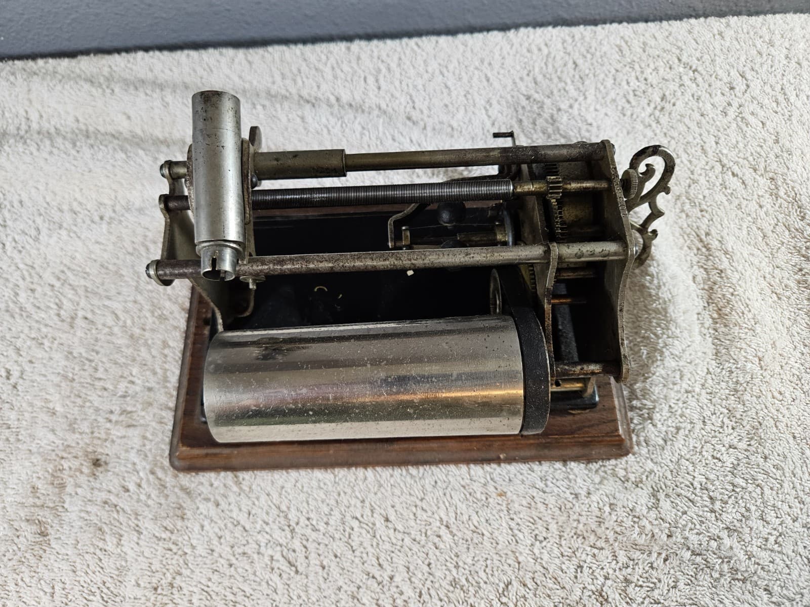 Columbia Graphophone working mechanism and key. Watch It Work! 4